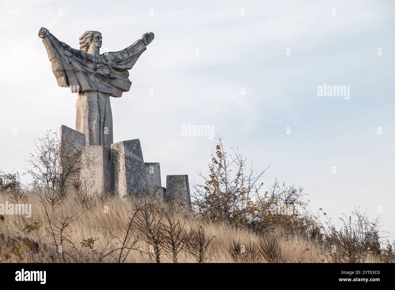 Monumento in onore dei partigiani caduti del 1944, situato vicino al villaggio di Granitovo, Bulgaria. Foto Stock