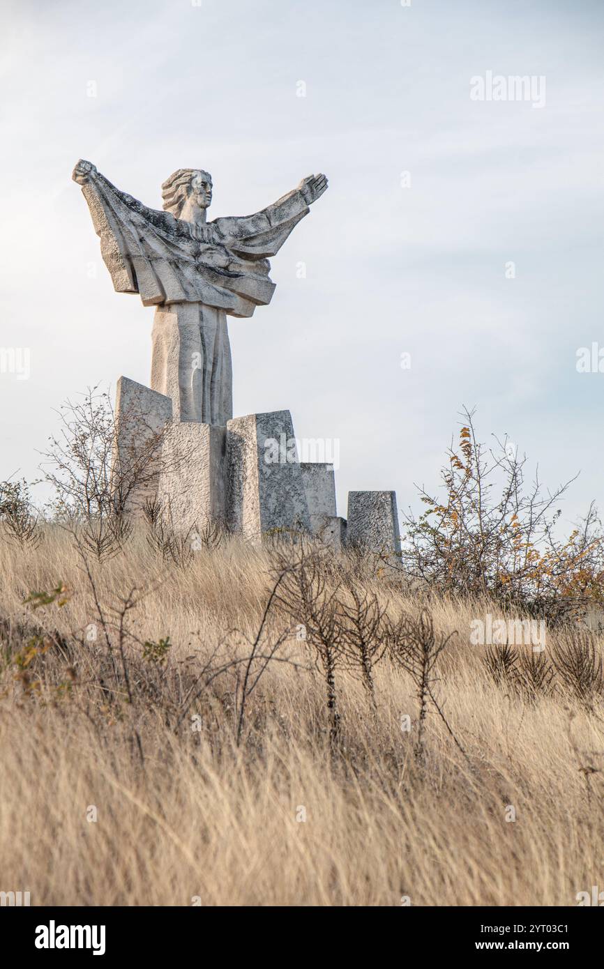 Monumento in onore dei partigiani caduti del 1944, situato vicino al villaggio di Granitovo, Bulgaria. Foto Stock