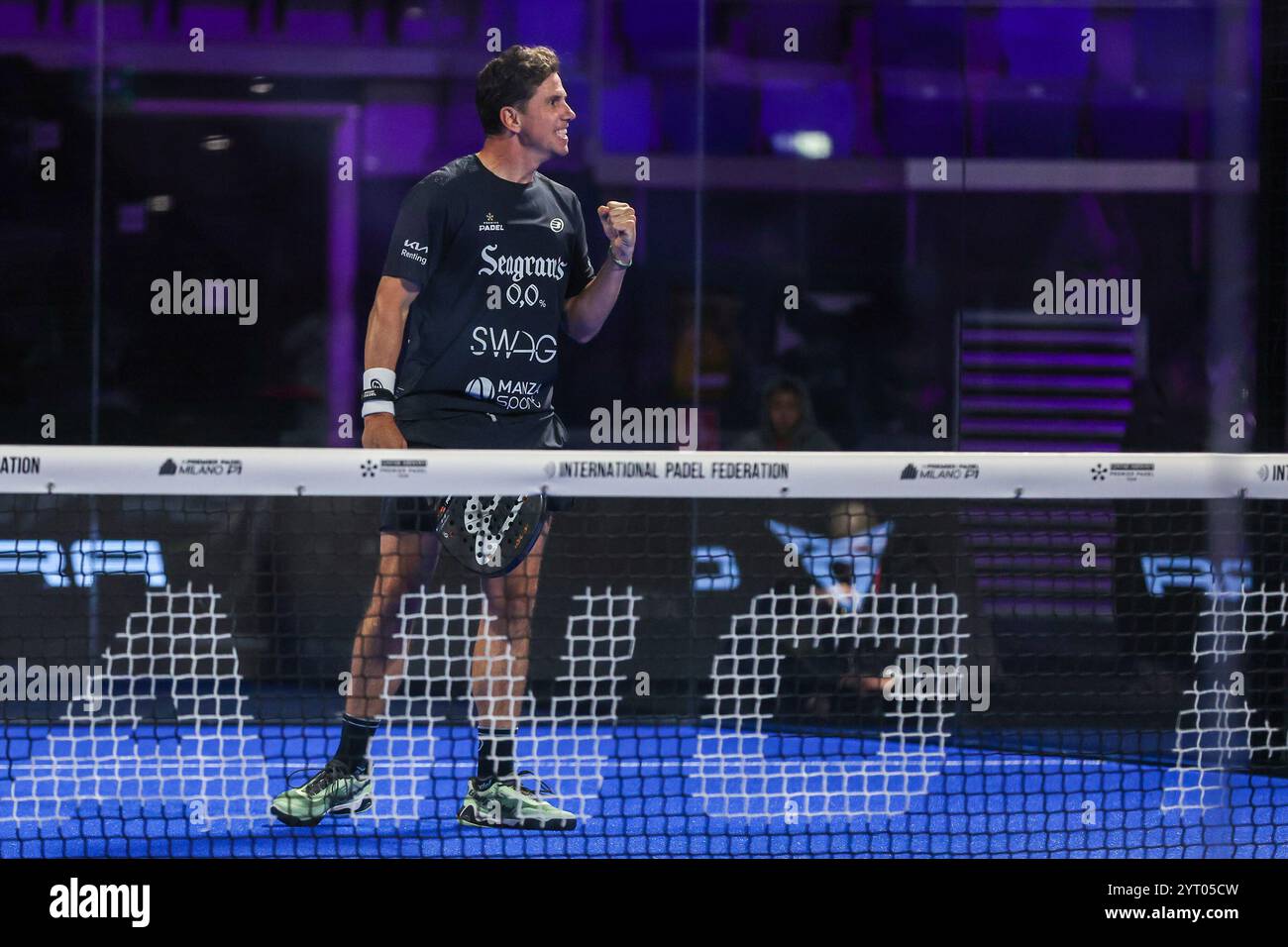 Milano, Italia. 5 dicembre 2024. Francisco Navarro (ESP) celebra durante il Milano Premiere Padel P1 match tra Jose Antonio Diestro (ESP)/Carlos Daniel Gutierrez (ARG) contro Pablo Cardona (ESP)/Francisco Navarro (ESP) presso Allianz Cloud Arena Credit: dpa/Alamy Live News Foto Stock