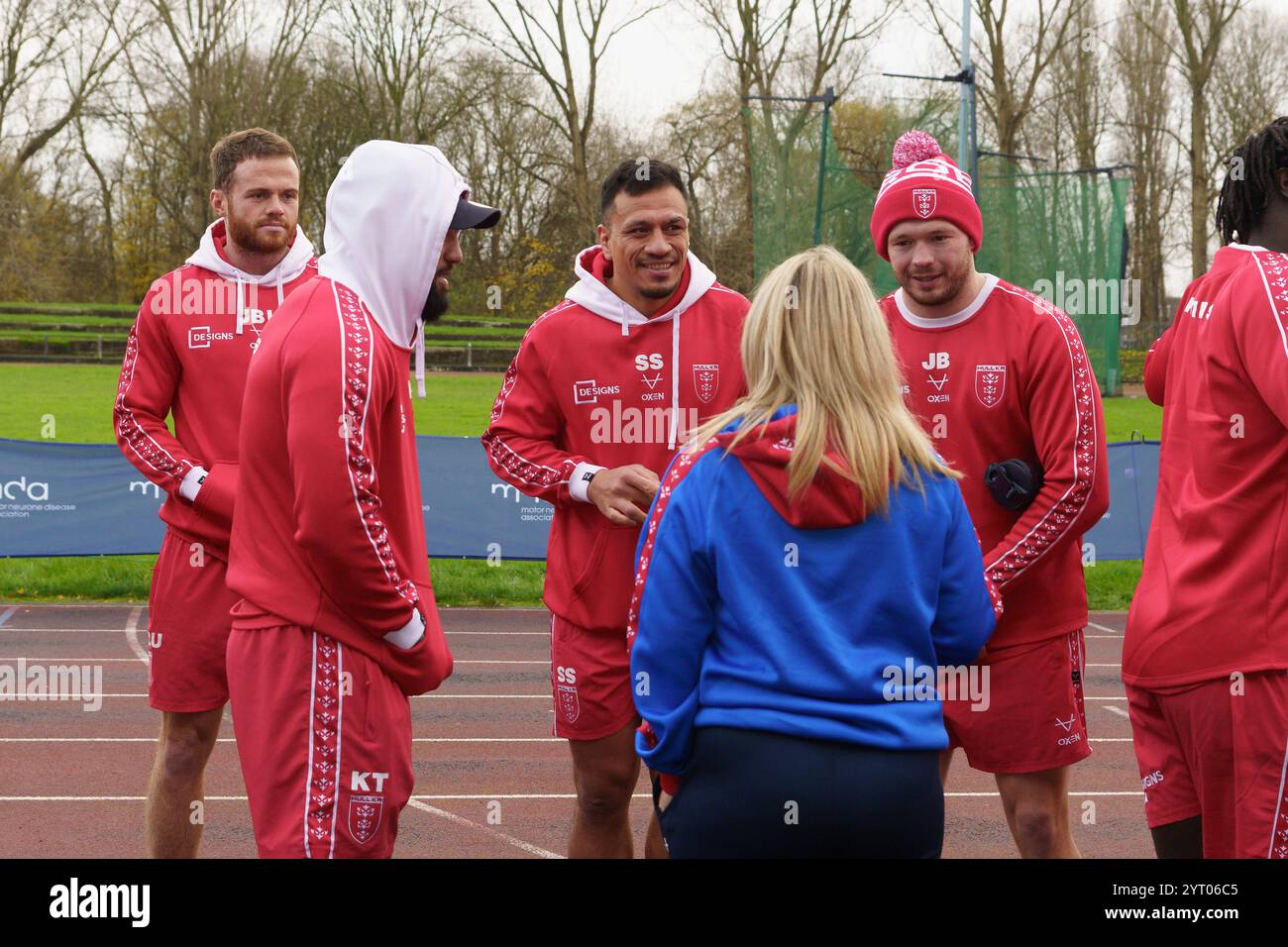 Giovedì 5 dicembre 2024 Beverley, East Yorkshire, Regno Unito. Kevin Sinfield continua la sua sfida di raccolta fondi per l'organizzazione benefica MND, partendo dall'ippodromo di Beverley alle 07:00, e terminando allo stadio di atletica Costello, Hull, entro le 14:30. Ogni giorno è suddiviso in blocchi di 7 km, il numero 7 in riconoscimento del suo amico ed ex compagno di squadra Rob Burrow, che lo indossò durante la sua brillante carriera al Leeds Rhinos. Il team cercherà di completare ogni 7 km entro un'ora. NELLA FOTO: La squadra di rugby a 13 Hull Kingston Rovers aspetta di dare il benvenuto a Kevin Sinfield. Bridget Catterall/AlamyLiveNews Foto Stock