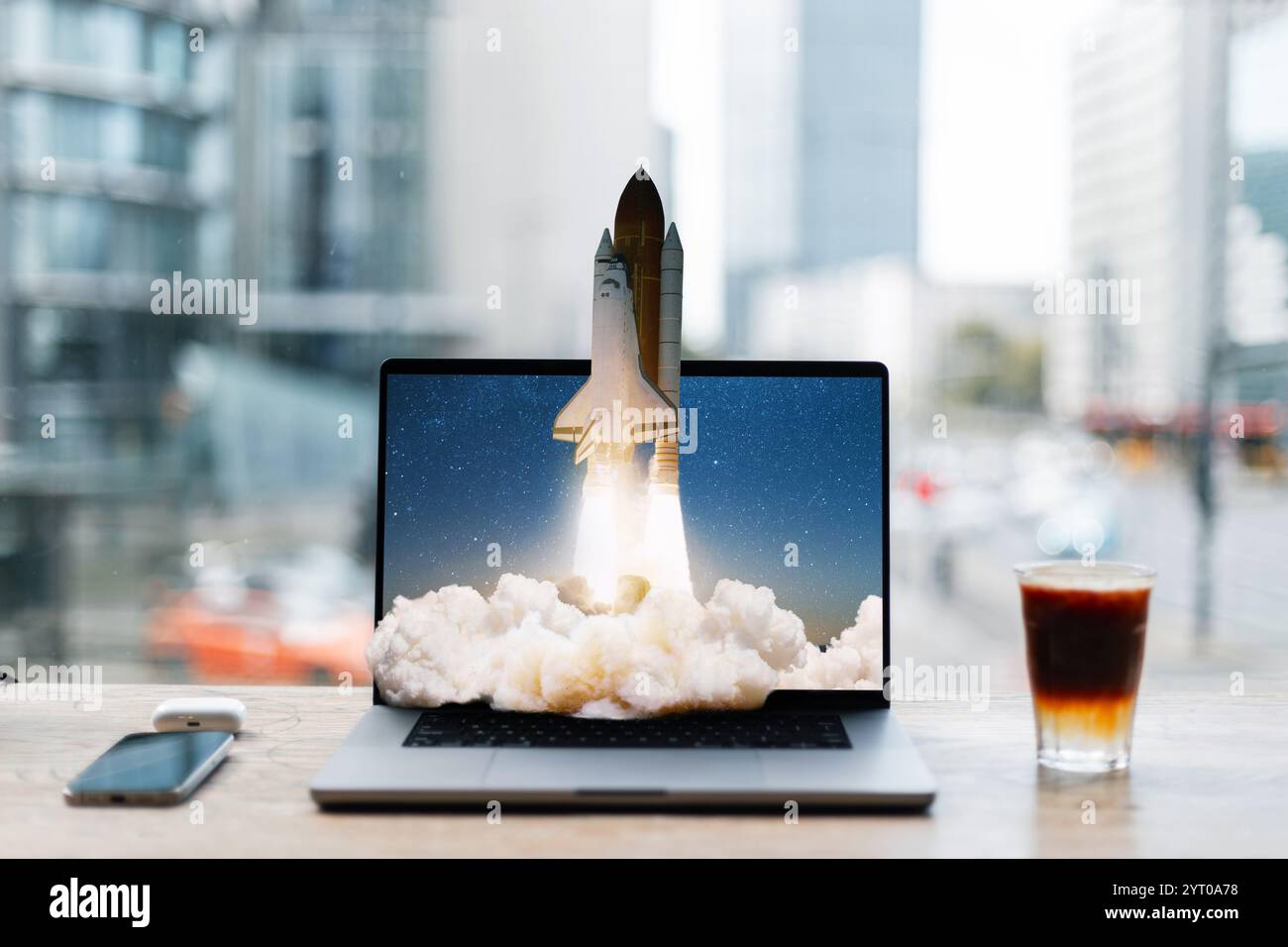 Notebook creativo con un'esplosione di spazio su un PC desktop. Idea creativa, concetto. Andate oltre il possibile. Il razzo della navetta spaziale con nuvole di fumo porta Foto Stock