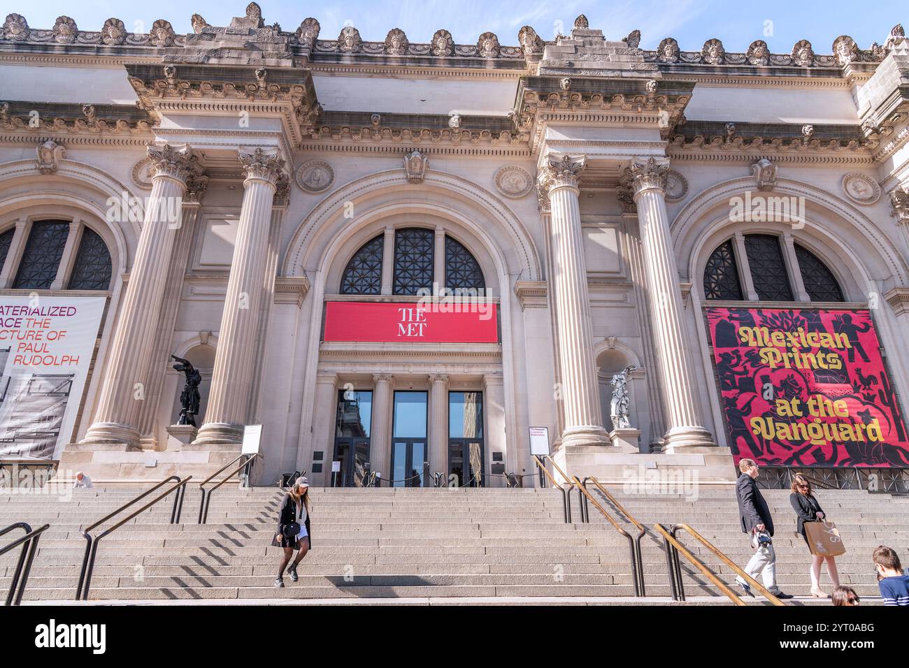 New York, New York, USA – 30 ottobre 2024: Esterno del Metropolitan Museum of Art sulla Fifth Avenue di Manhattan a New York, New York, USA. Anche kn Foto Stock