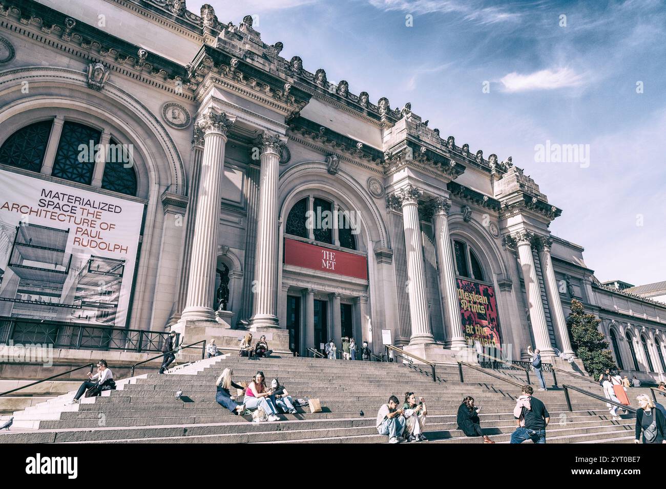 New York, New York, USA – 30 ottobre 2024: Esterno del Metropolitan Museum of Art sulla Fifth Avenue di Manhattan a New York, New York, USA. Anche kn Foto Stock