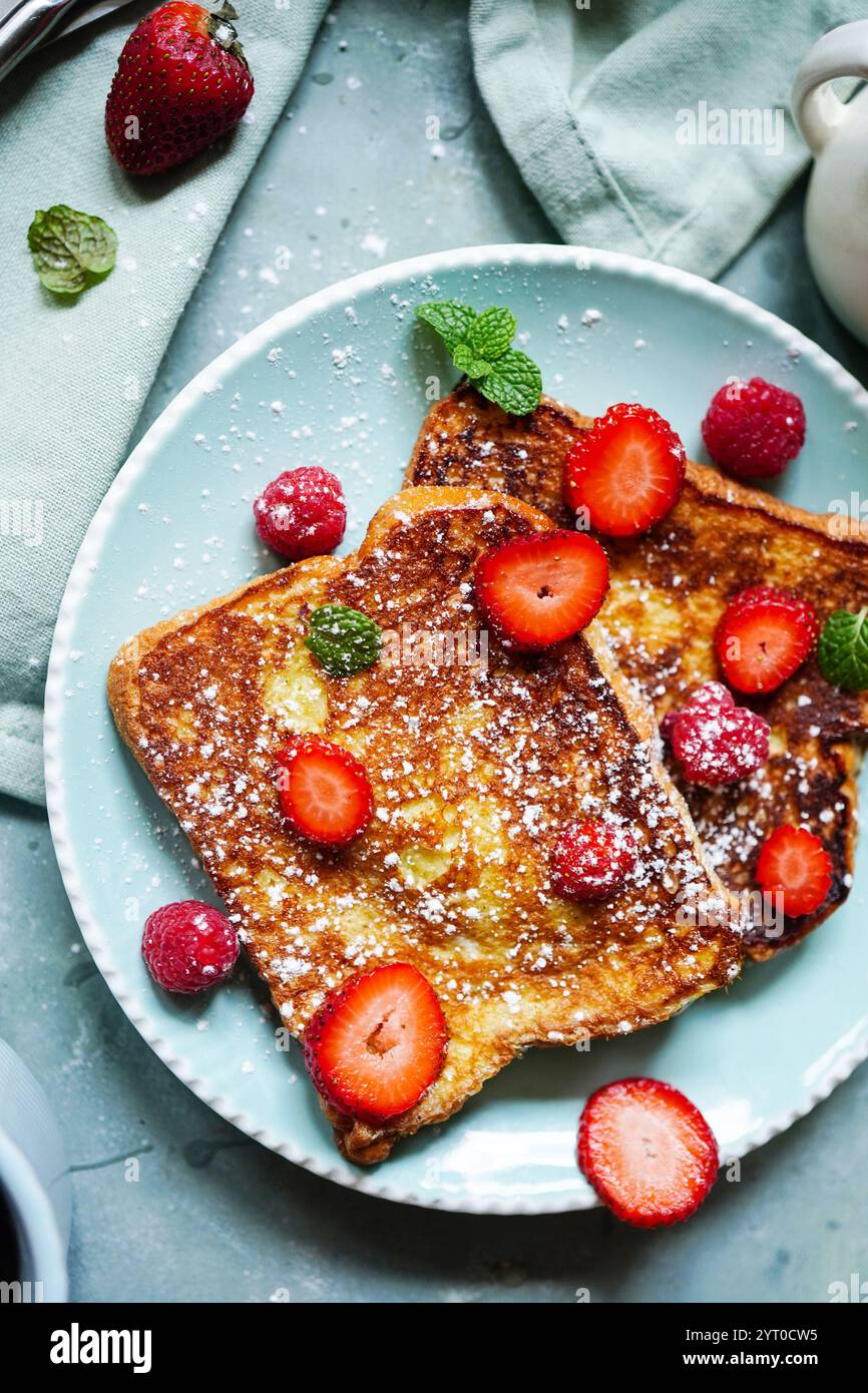 Toast alla francese fatti in casa con pane brioche ricoperto di frutti di bosco Foto Stock