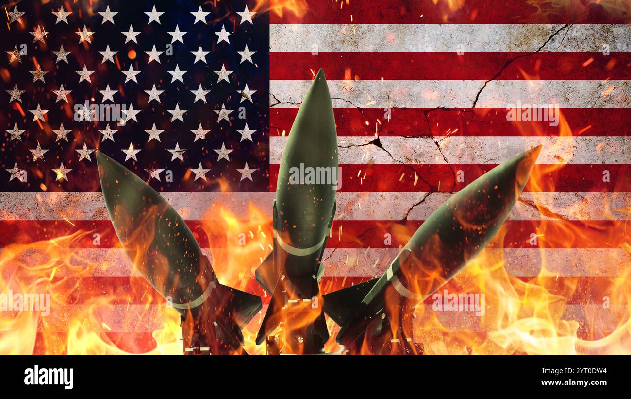 Razzi in fiamme sullo sfondo della bandiera americana su un muro di cemento incrinato. Guerra USA. Razzi armi con fuoco, concetto. Guerra e morte. Worl Foto Stock