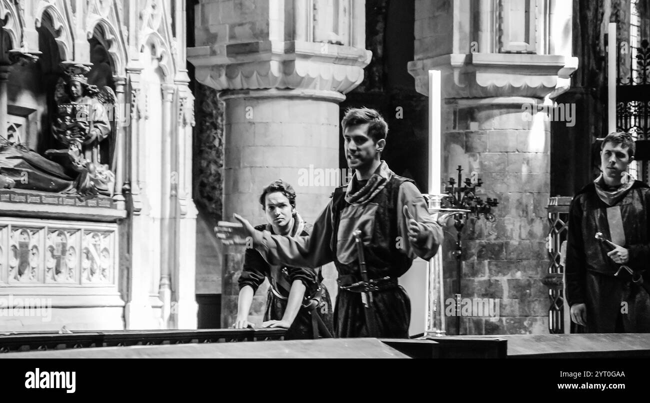 LONDRA, INGHILTERRA, Regno Unito - 6 MAGGIO 2014: Giovani attori non identificati provano (indossati in costumi di cavalieri medievali) nella Chiesa di San Bartolomeo il grande. T Foto Stock