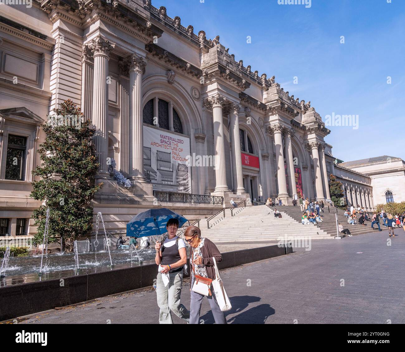 New York, New York, USA – 30 ottobre 2024: Esterno del Metropolitan Museum of Art sulla Fifth Avenue di Manhattan a New York, New York, USA. Anche kn Foto Stock