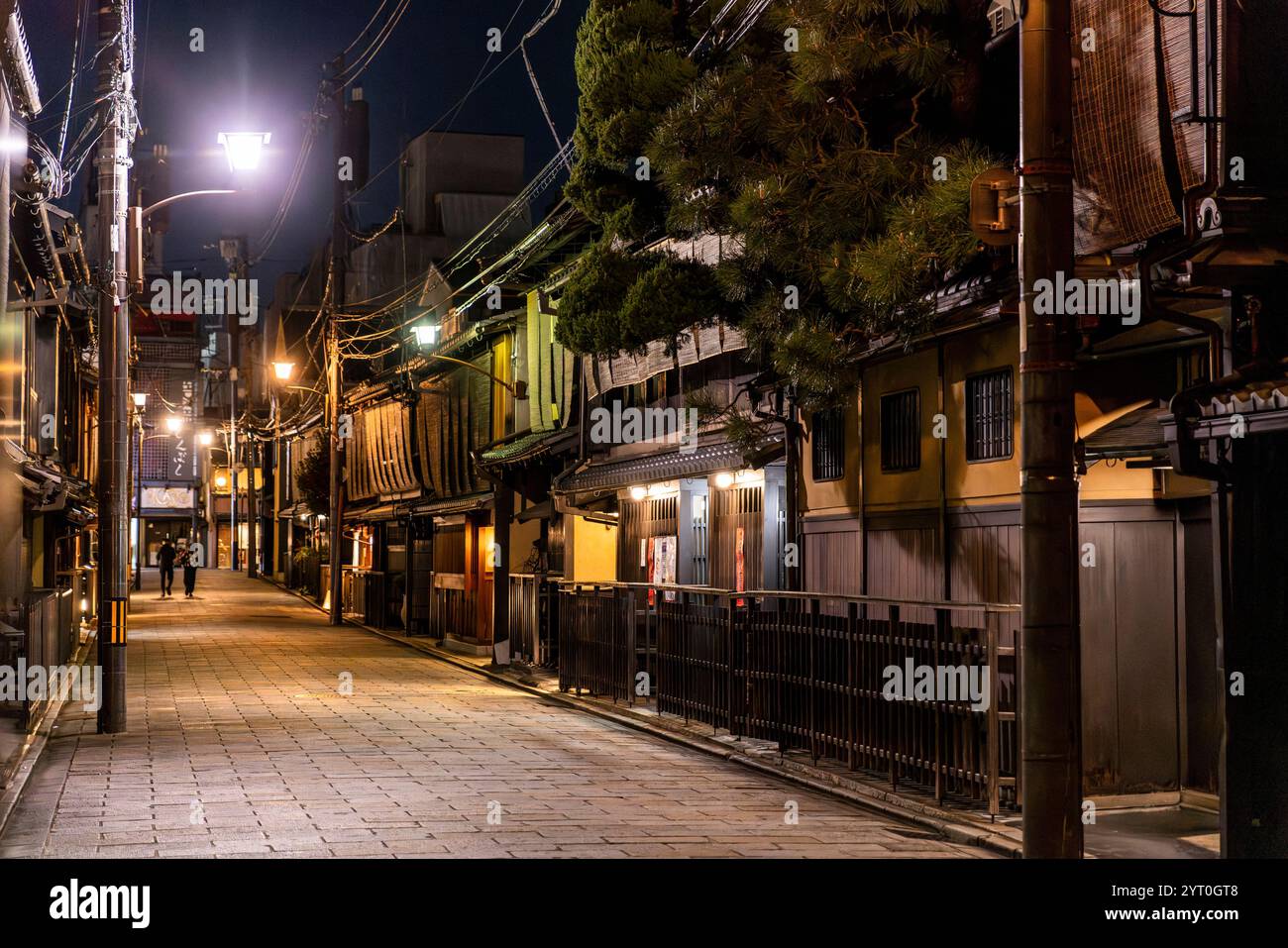 Tradizionali case giapponesi in legno a gion shinbashi, kyoto, di notte Foto Stock