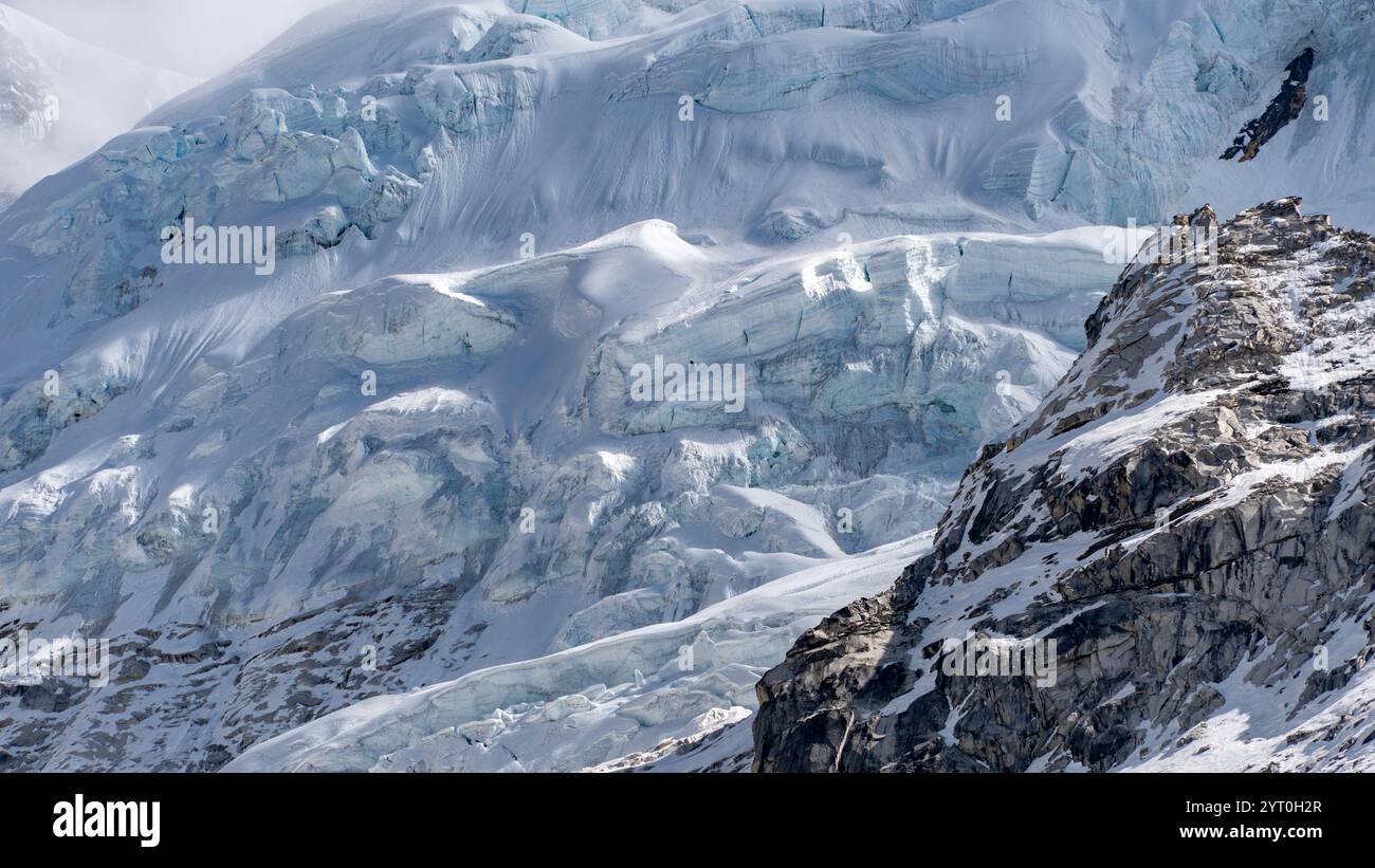 Enorme ghiacciaio sospeso sul monte Nupste vicino al campo base del Monte Everest nella valle di Khumbu Foto Stock
