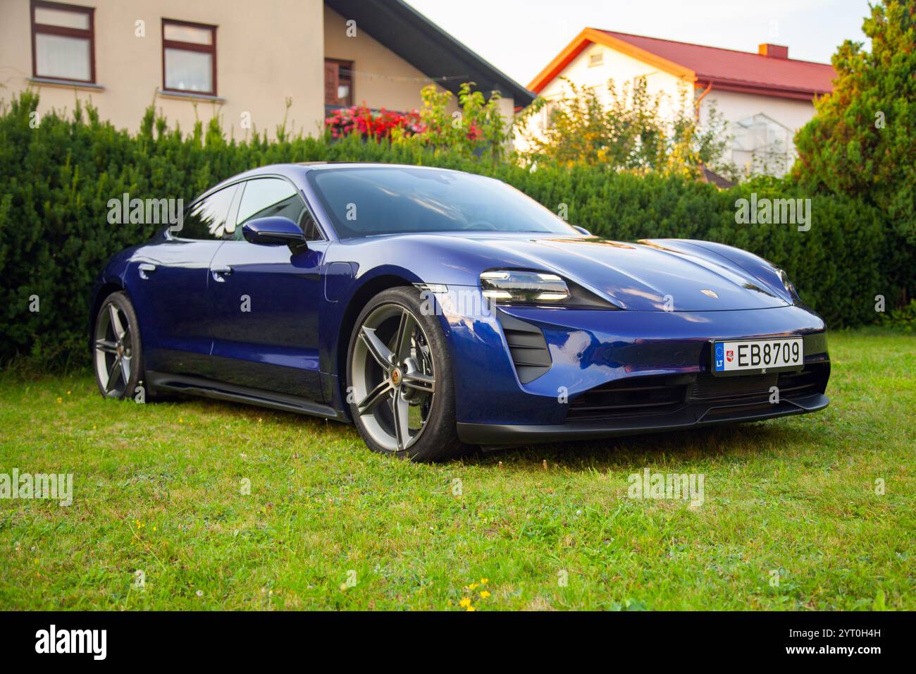 Vilnius, Lituania - 18 agosto 2024 - incredibile Porsche Taycan blu nel parco Foto Stock