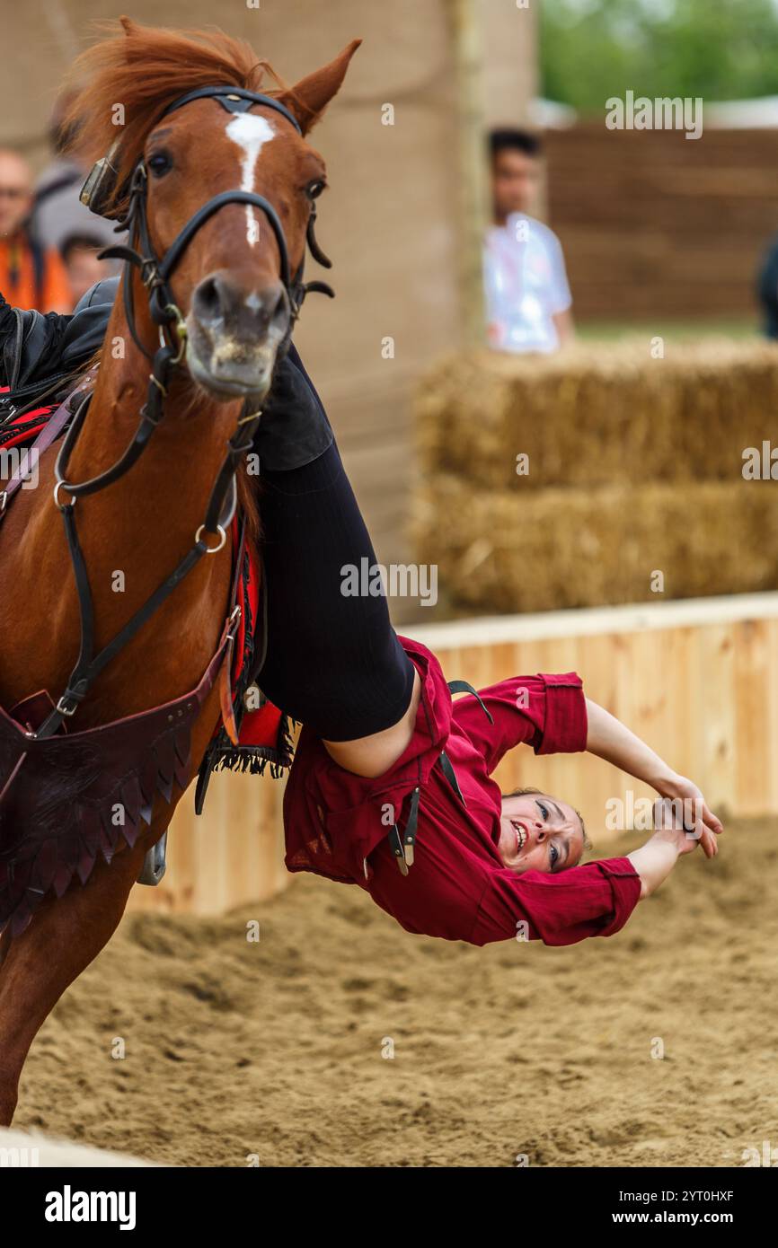 Trucco di trascinamento cosacchi a cavallo. Donna che si esibisce all'Etnospor Kultur Festivali. Istanbul - 11 maggio 2018 Foto Stock