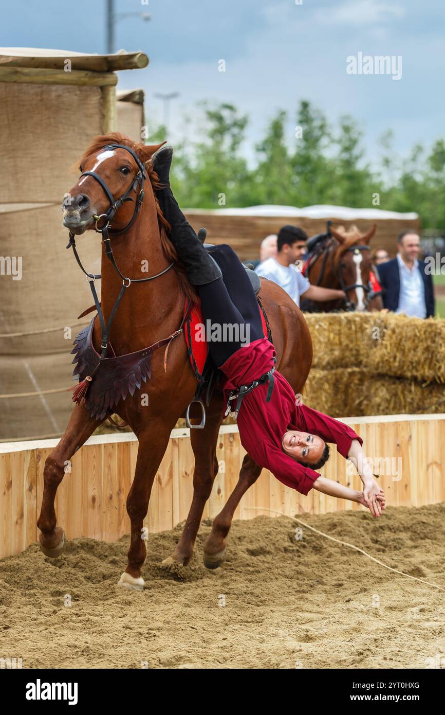 La forza della morte. Cavalcate in galoppo a Etnospor Kultur Festivali. Istanbul - 11 maggio 2018 Foto Stock