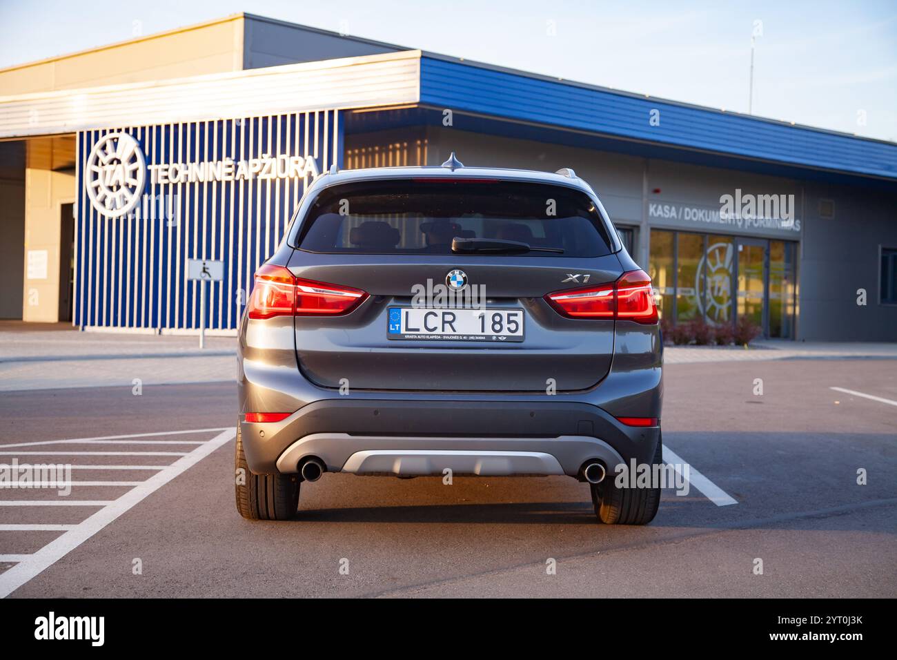 Elektrenai, Lituania - 24 settembre 2024 - BMW X1 è arrivata per un'ispezione tecnica in Lituania Foto Stock