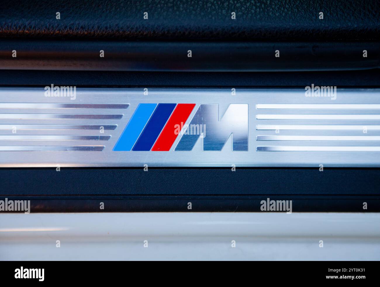 Vilnius, Lituania - 15-08-2024 - logo BMW M perfomance sulla soglia di un'auto Foto Stock