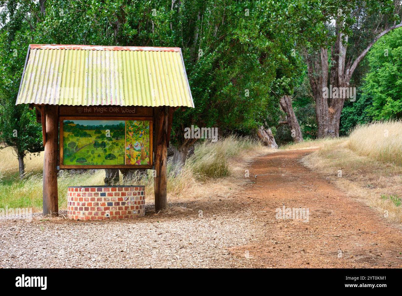 Il Magic Oak Wood Well e la mappa su un sentiero nel Golden Valley Tree Park a Balingup, nel sud-ovest dell'Australia occidentale. Foto Stock