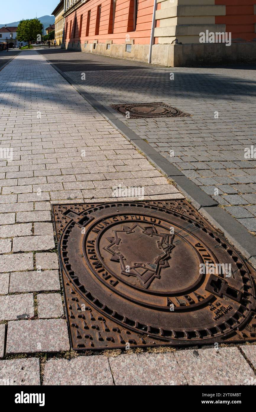 Tombino con lo stemma della città raffigurante la cittadella a forma di stella, la fortezza di Alba Carolina, Alba Iulia, Transilvania, Romania Foto Stock