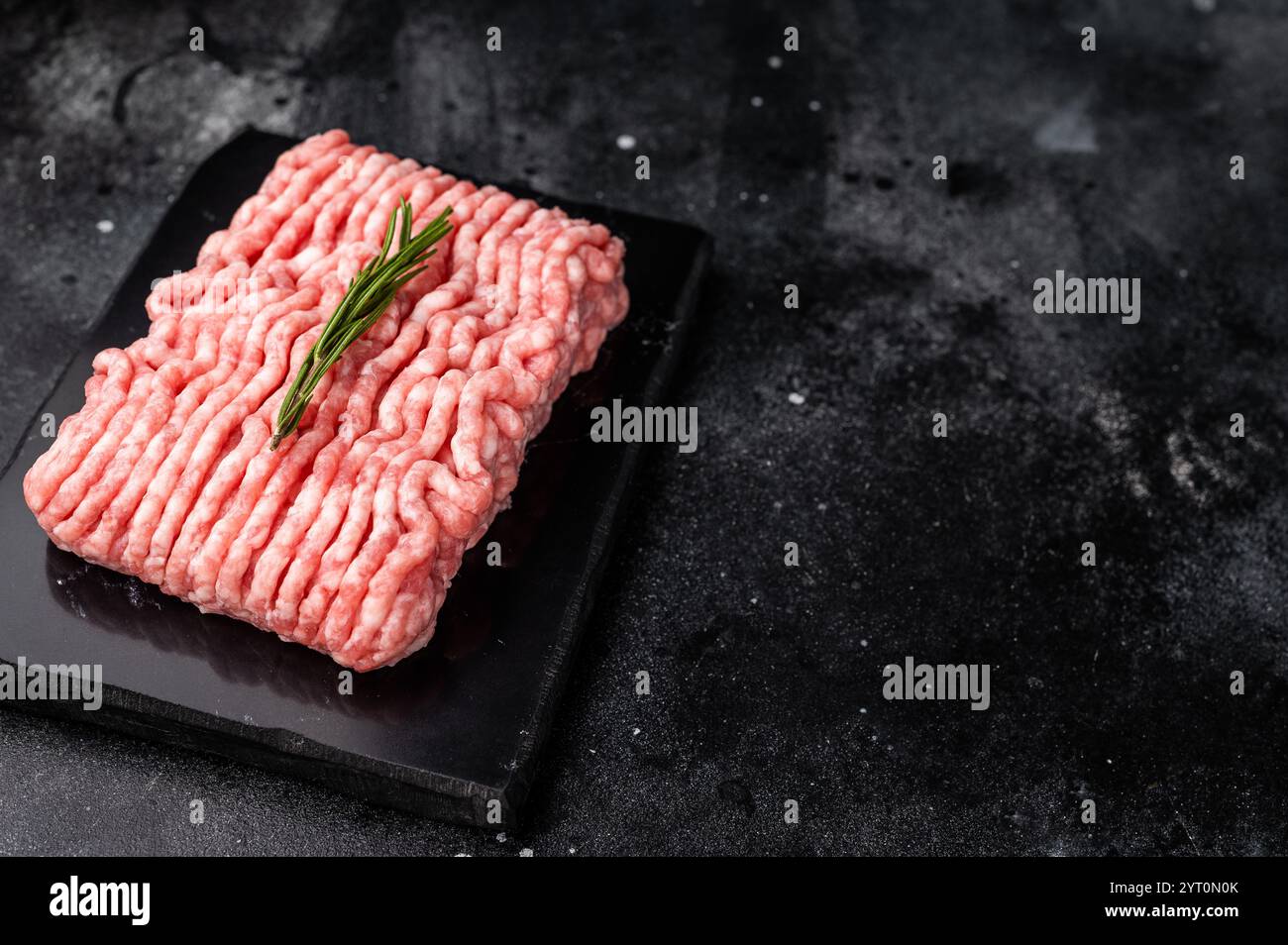 Carne di maiale macinata cruda, carne macinata. sfondo nero. vista dall'alto. Foto Stock