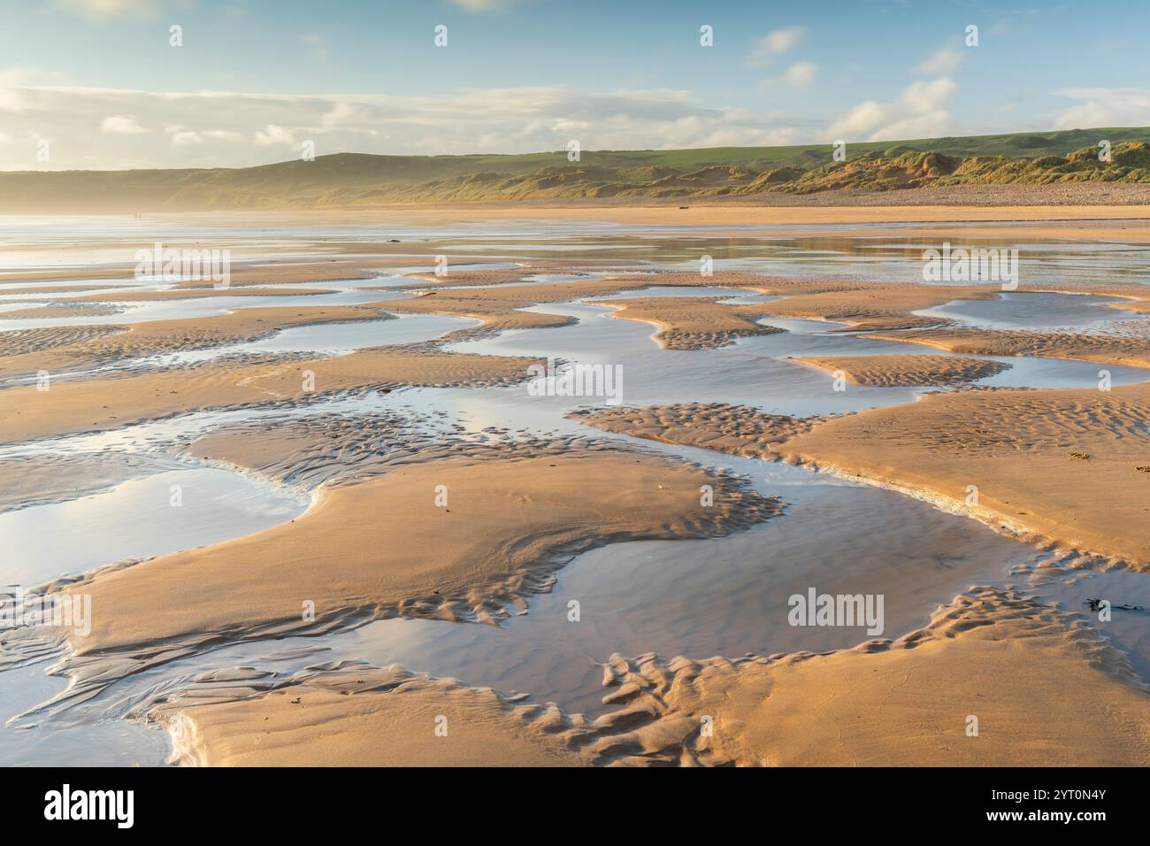 Piscine di marea sulla spiaggia di Freshwater West nel Pembrokeshire Coast National Park, Galles, Regno Unito. Primavera (maggio) 2021. Foto Stock