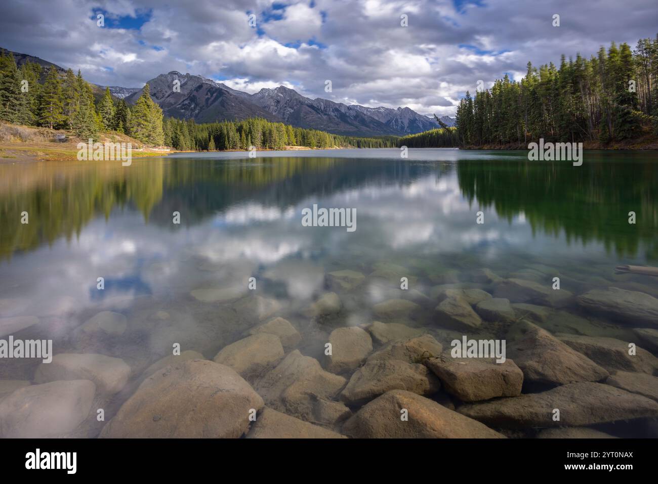 Lago Johnson nel Banff National Park, Alberta, Canada. Autunno (ottobre) 2024. Foto Stock