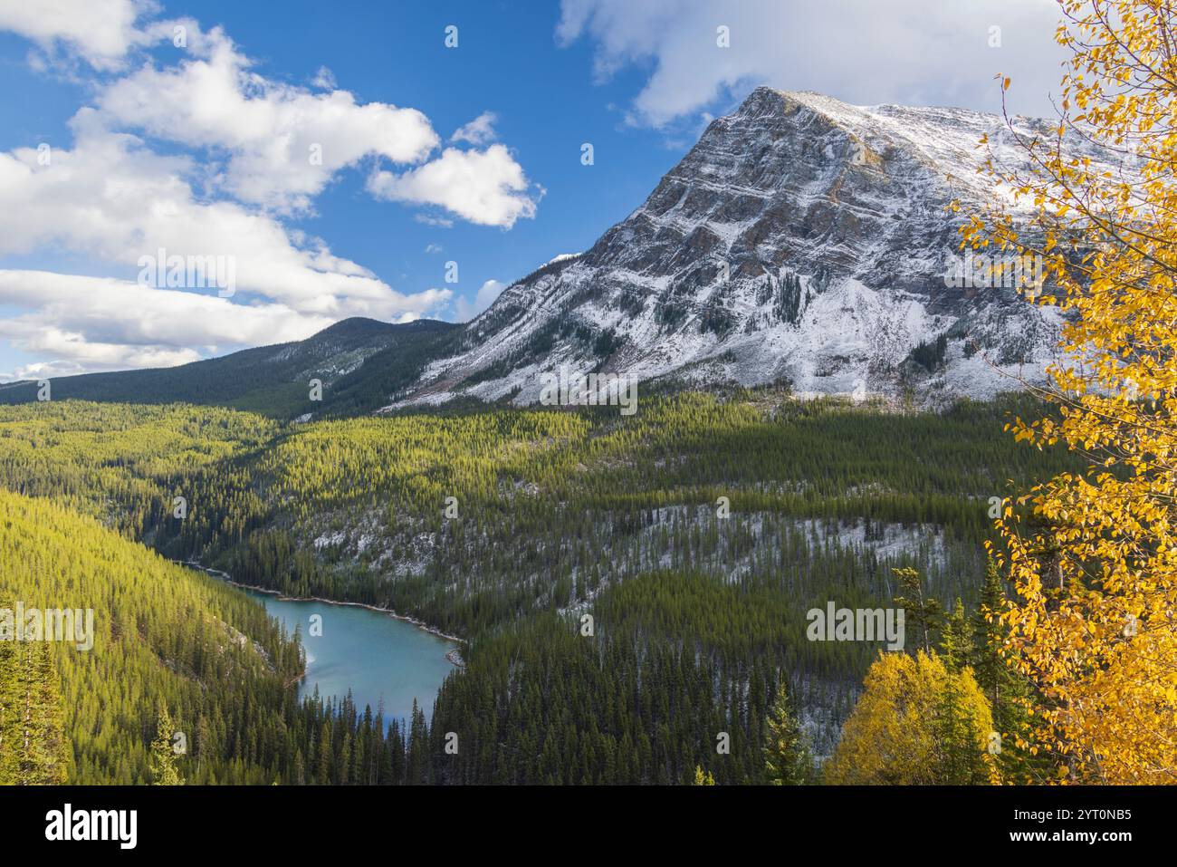 Vista del lago e del paesaggio montano delle Montagne Rocciose canadesi, Alberta, Canada. Autunno (ottobre) 2024. Foto Stock