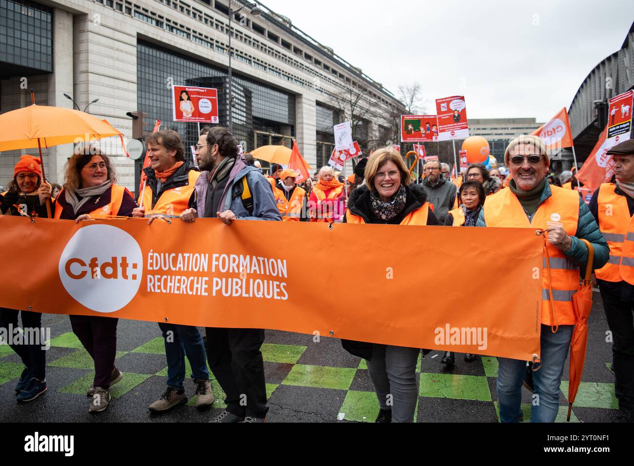 Parigi, Francia, 5 dicembre 2024. Dimostrazione dei lavoratori del servizio pubblico con il sindacato CFDT protesta per aumentare i salari - Jacques Julien/Alamy Live News Foto Stock