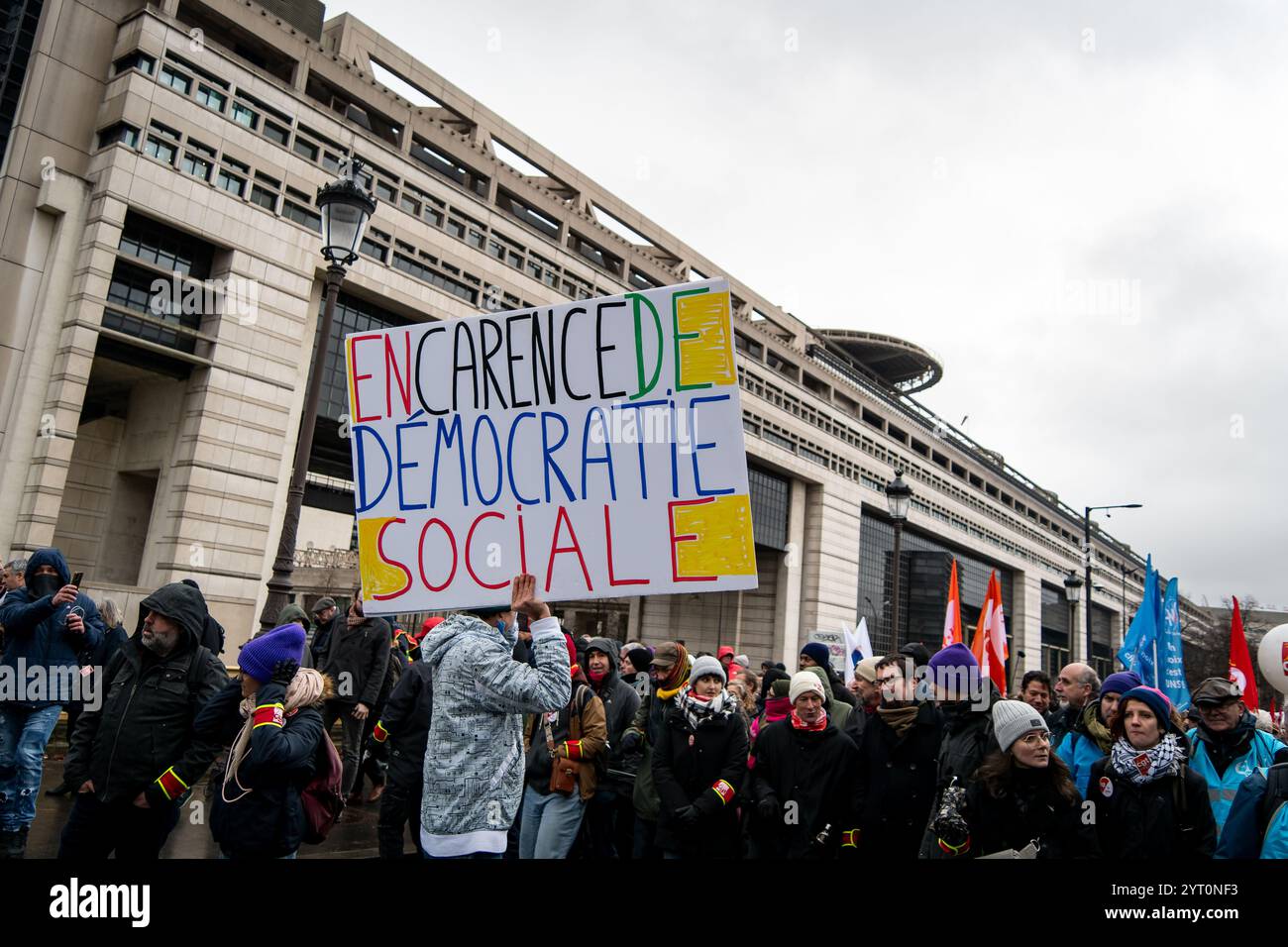 Parigi, Francia, 5 dicembre 2024. Dimostrazione dei lavoratori del servizio pubblico di fronte alla protesta del Ministero delle Finanze per aumentare i salari - Jacques Julien/Alamy Live News Foto Stock