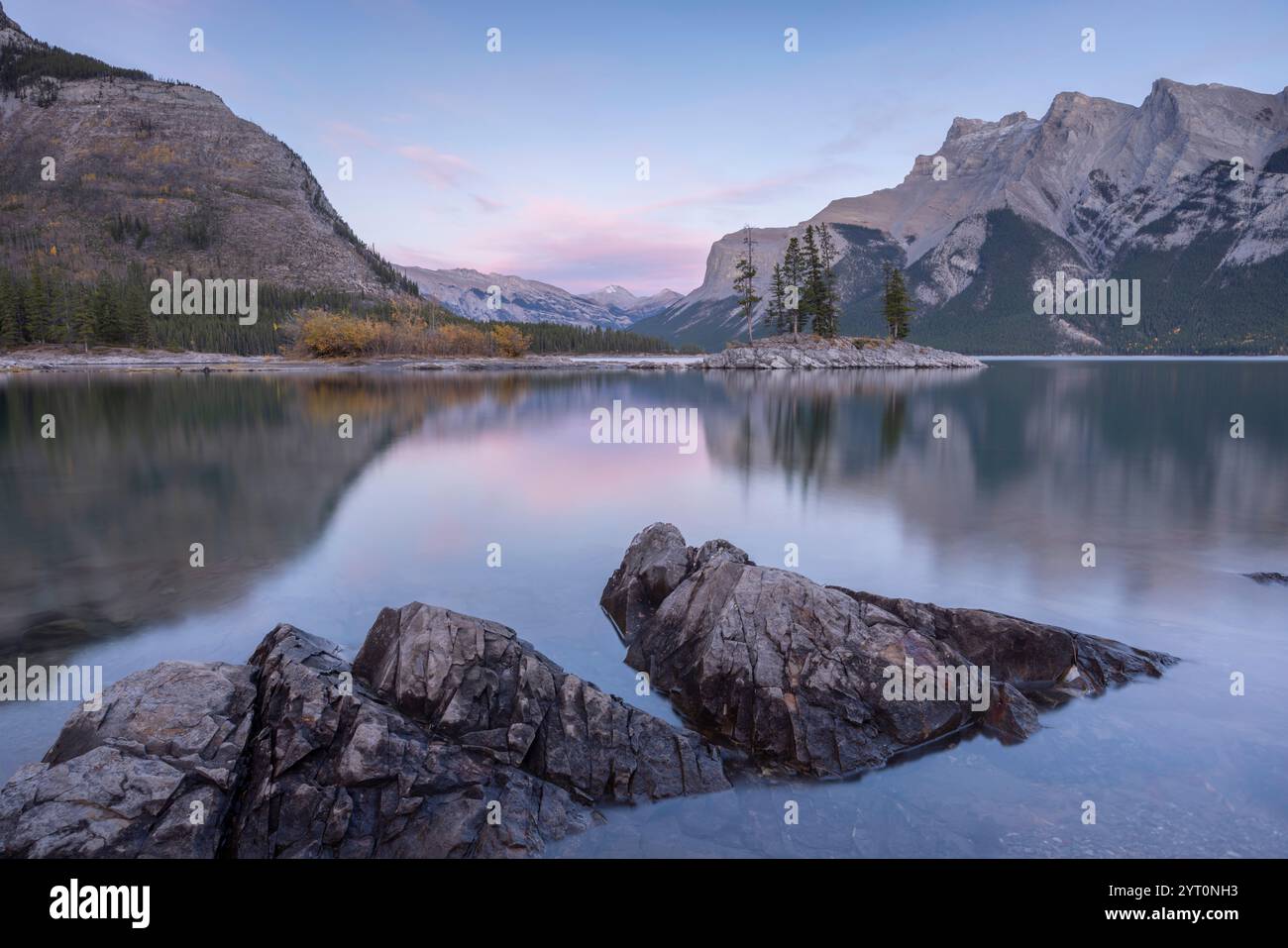 Crepuscolo sul lago Minnewanka nelle Montagne Rocciose canadesi, Banff National Park, Alberta, Canada. Autunno (ottobre) 2024. Foto Stock