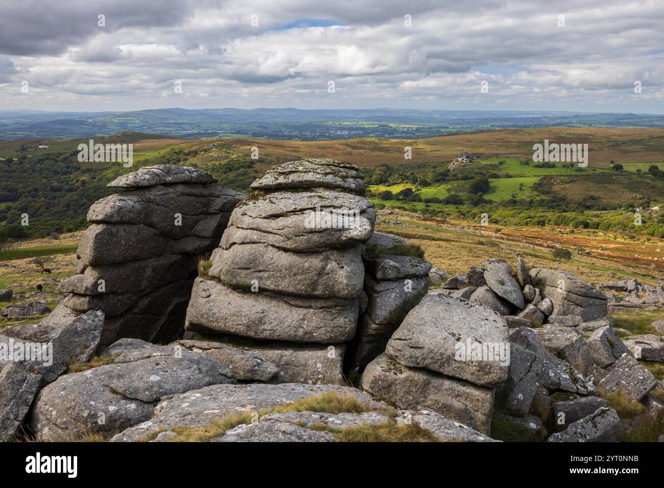 King's Tor vicino a due ponti nel Dartmoor National Park, Devon, Inghilterra. Autunno (settembre) 2024. Foto Stock