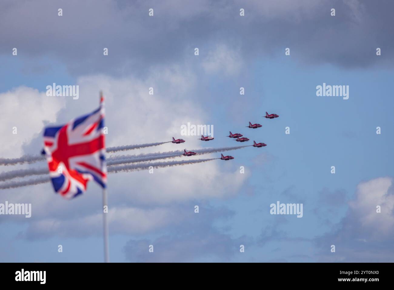 Red Arrows display Team e Union Flag, Teignmouth Airshow, Devon, Regno Unito. Estate (luglio) 2024. Foto Stock
