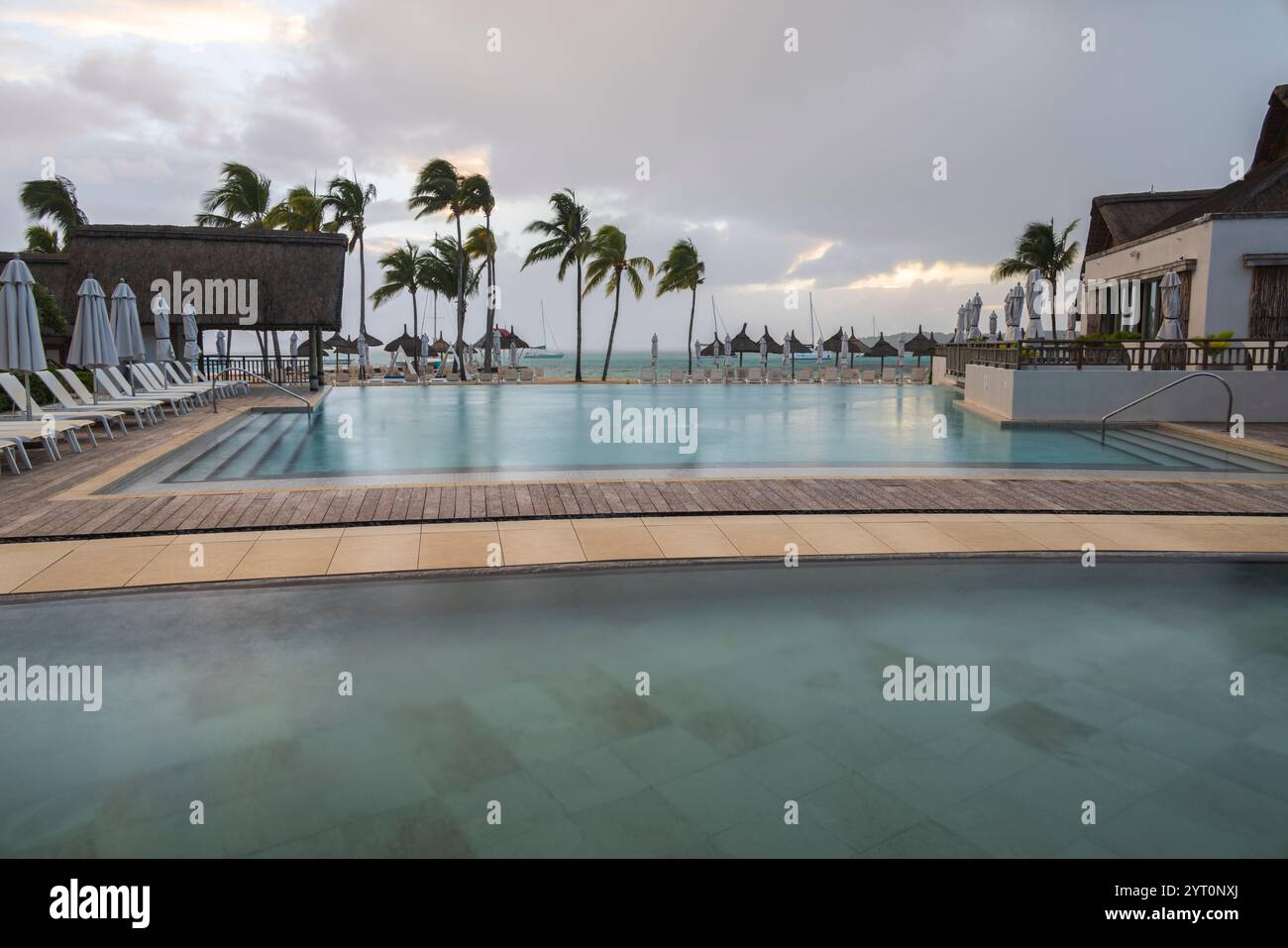 Piscina a sfioro in un hotel resort di lusso vicino a Mahebourg sull'isola di Mauritius, nell'Africa Orientale. Giugno 2024 Foto Stock