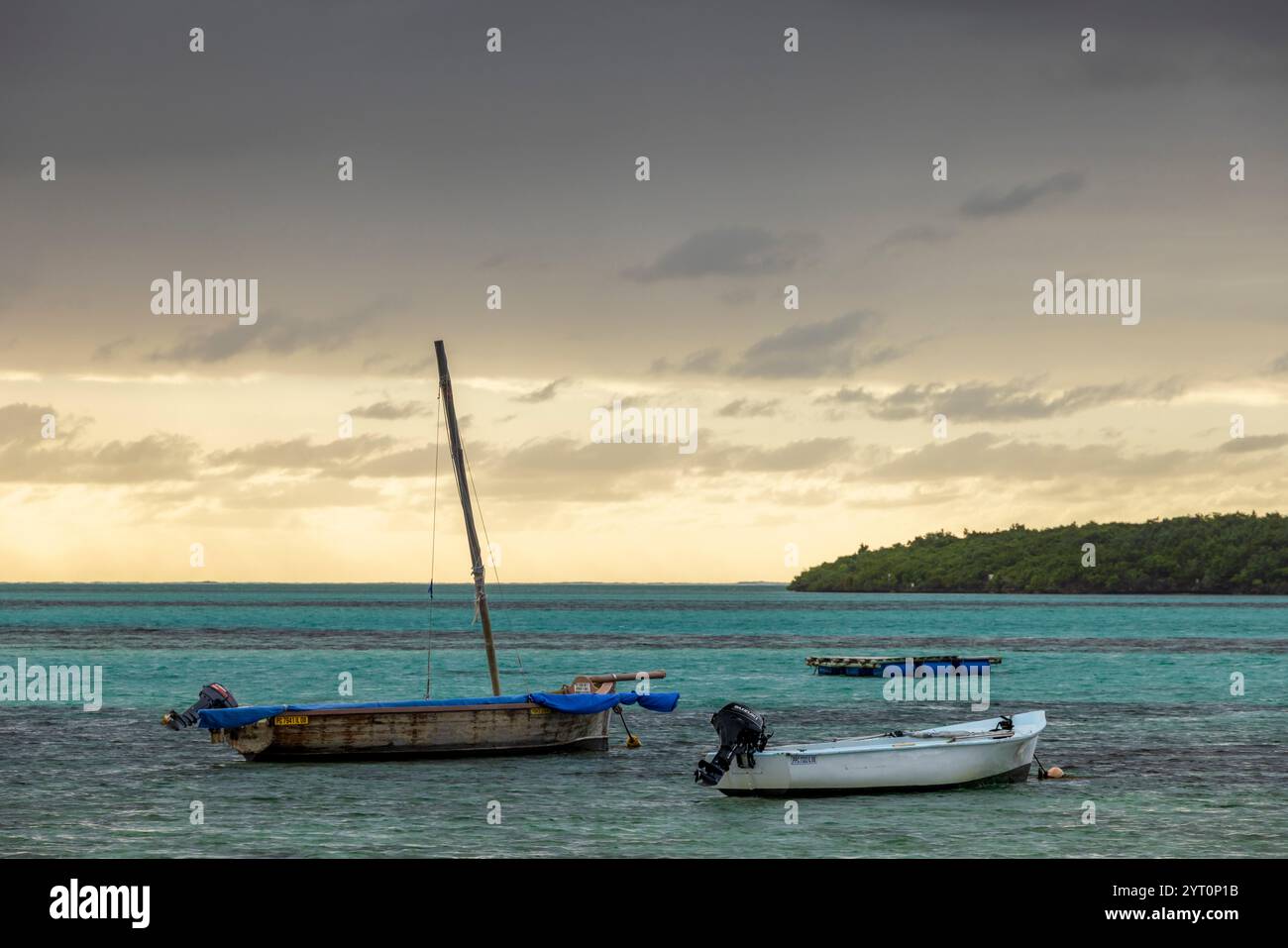 Barche sulla laguna di Point Jerome vicino a Mahebourg sull'isola di Mauritius, nell'Africa orientale. Foto Stock