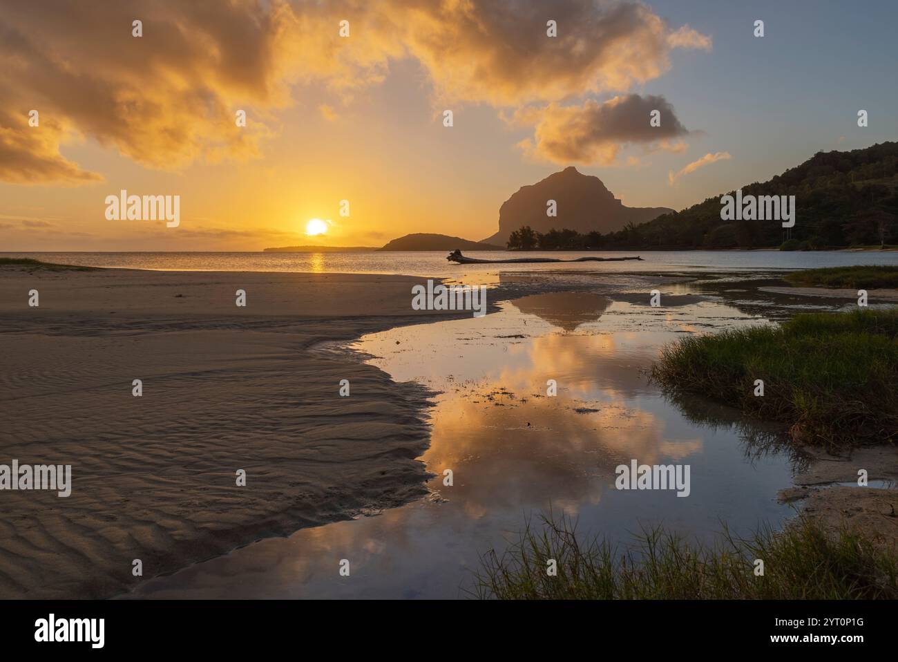 Tramonto su le Morne dalla spiaggia di la Prairie sull'isola di Mauritius, nell'Africa orientale. Giugno 2024. Foto Stock
