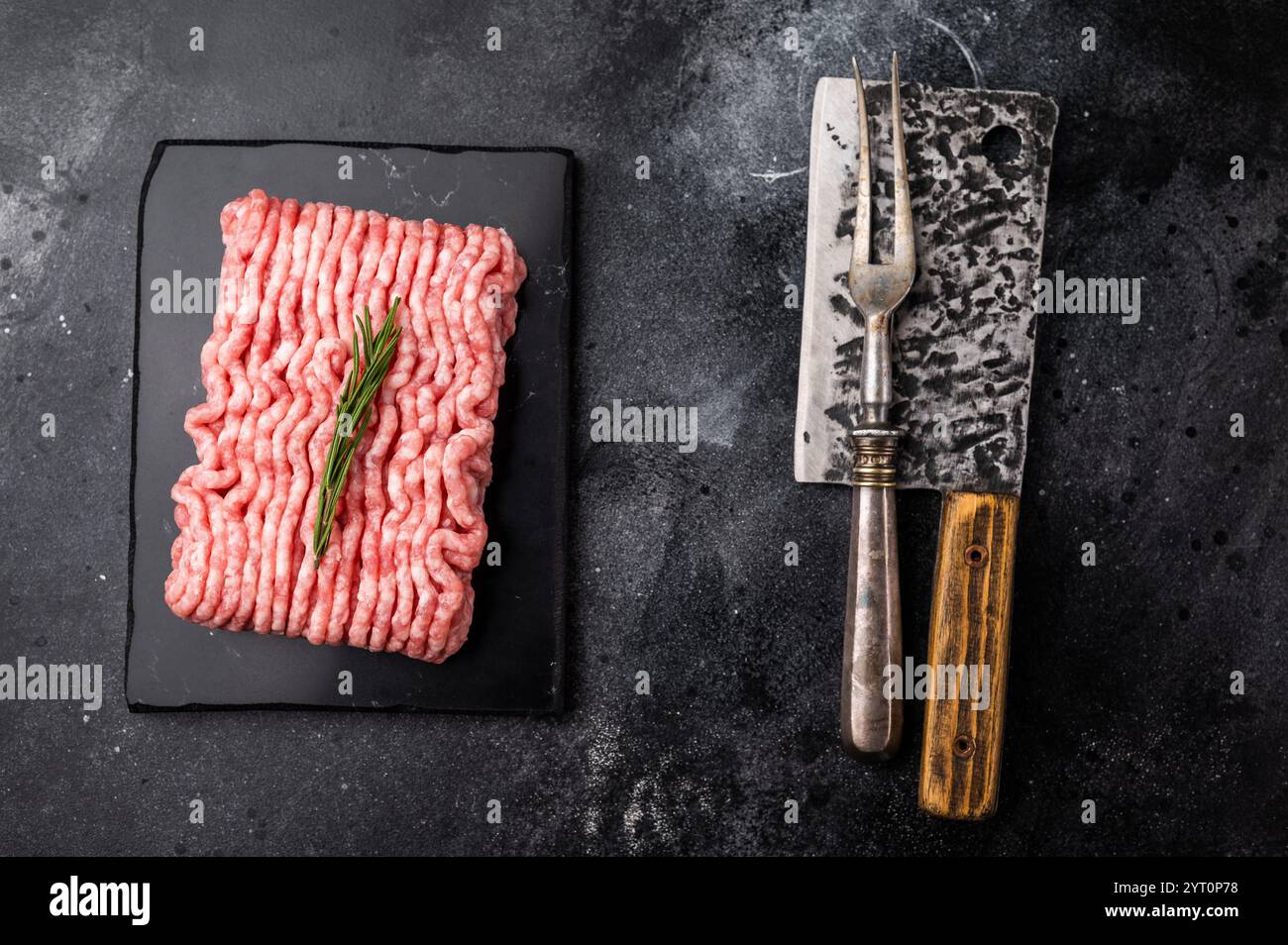 Carne di maiale macinata cruda, carne macinata. sfondo nero. vista dall'alto. Foto Stock