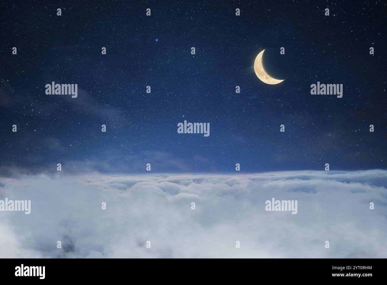 Nuvole con cielo stellato e luna crescente, idea creativa. Sonno e sogni, concetto. Buona notte. Foto Stock
