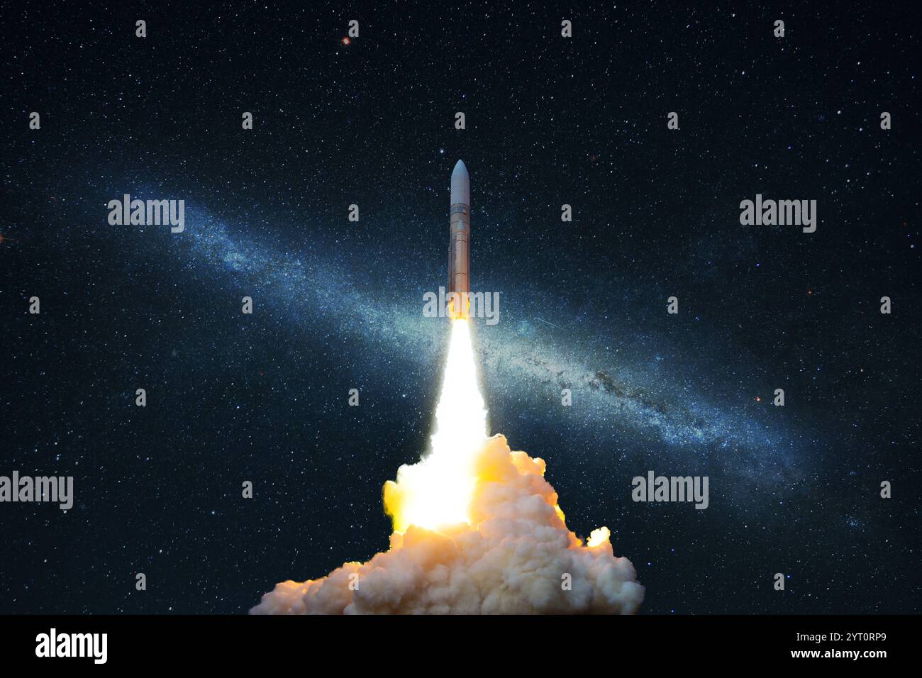 Il veicolo spaziale vola nel cielo stellato. Razzo con fumo vola nello spazio. Navetta spaziale Foto Stock