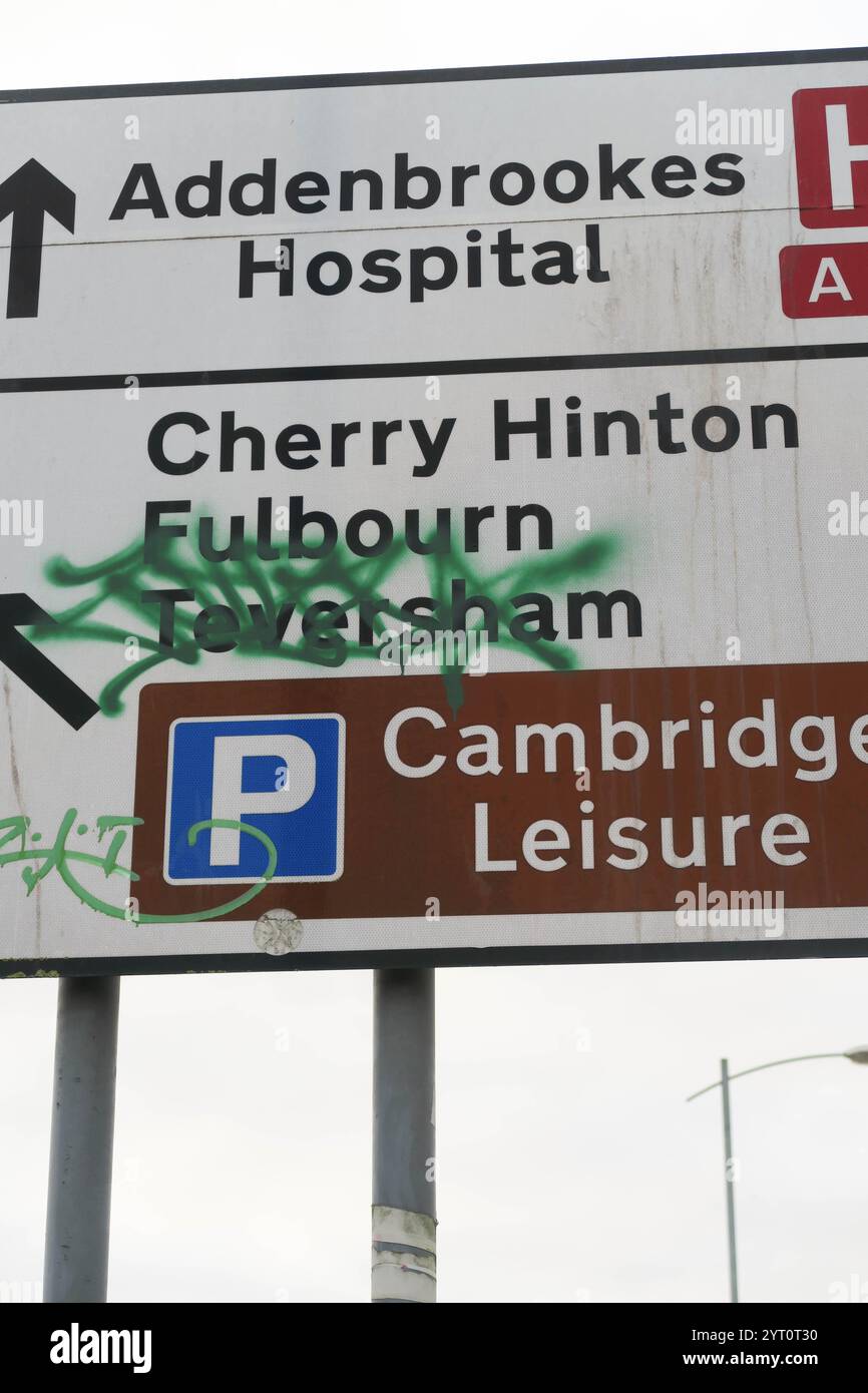Cartello per l'ospedale Addenbrookes di Cambridge, con graffiti Foto Stock