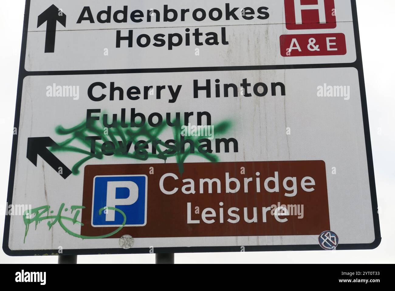 Cartello per l'ospedale Addenbrookes di Cambridge, con graffiti Foto Stock