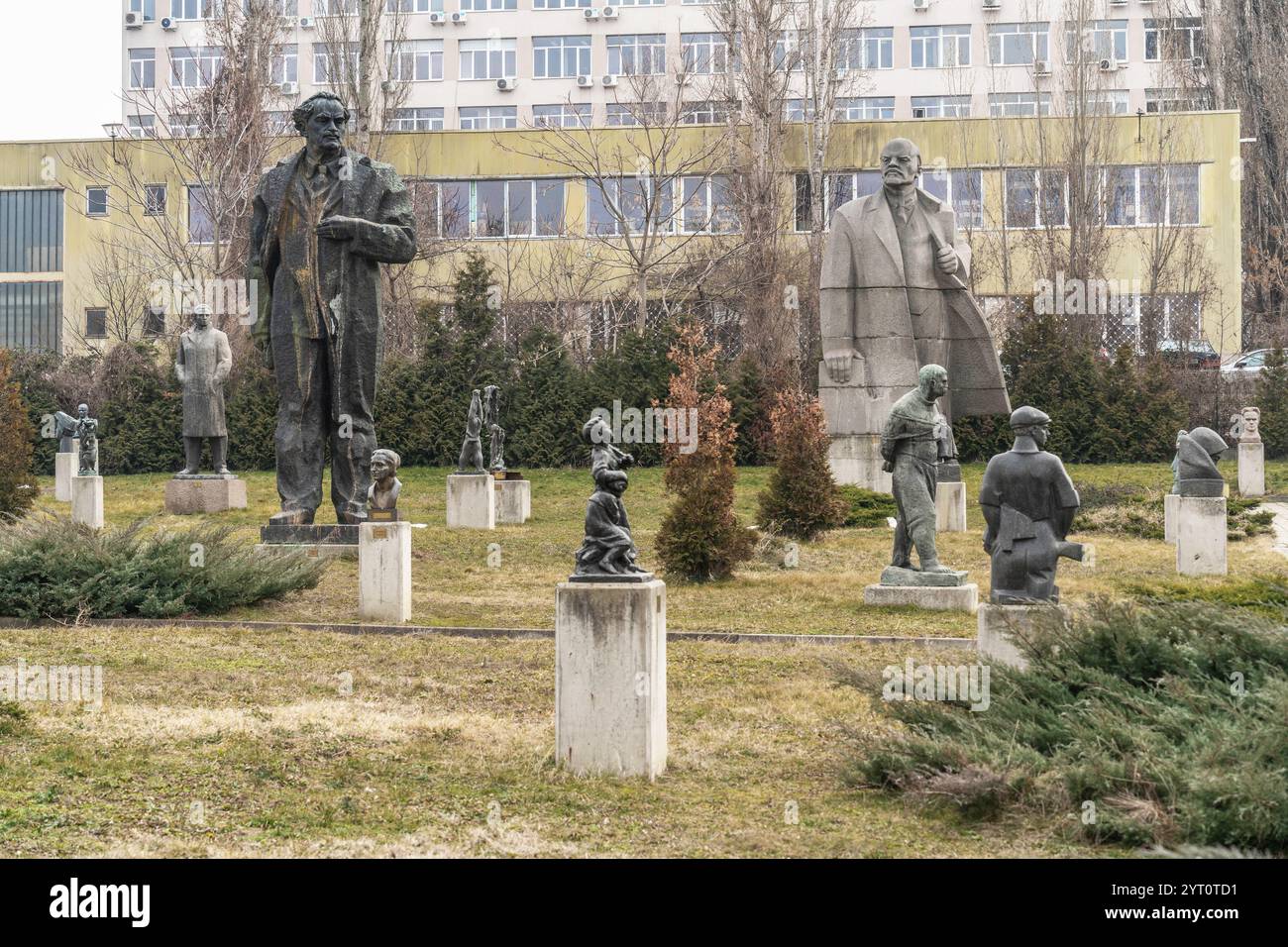 Una collezione di monumenti di epoca socialista nel Museo di Arte e monumenti Socialisti, Sofia, Bulgaria. Le statue del periodo socialista Foto Stock