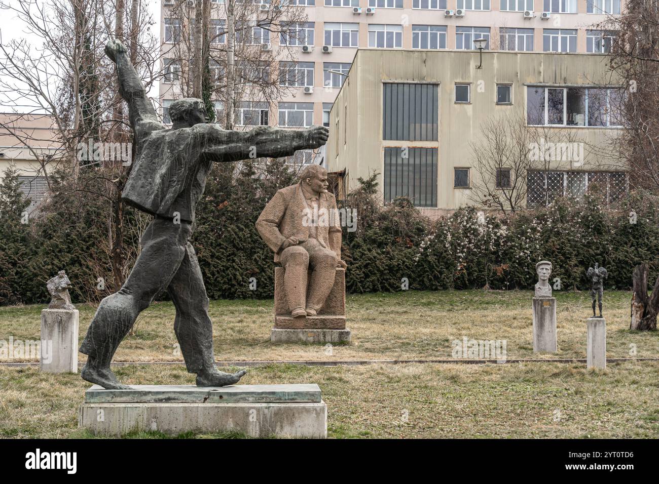 Una veduta del Museo d'Arte Socialista di Sofia, Bulgaria, con statue di Lenin e altre figure di epoca socialista in un parco ambientato in un contesto urbano Foto Stock