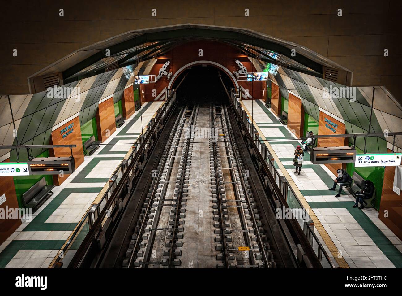 La stazione della metropolitana Orlov Most di Sofia, Bulgaria, presenta un design moderno con motivi geometrici e una vista centrale dei binari del treno. Foto Stock