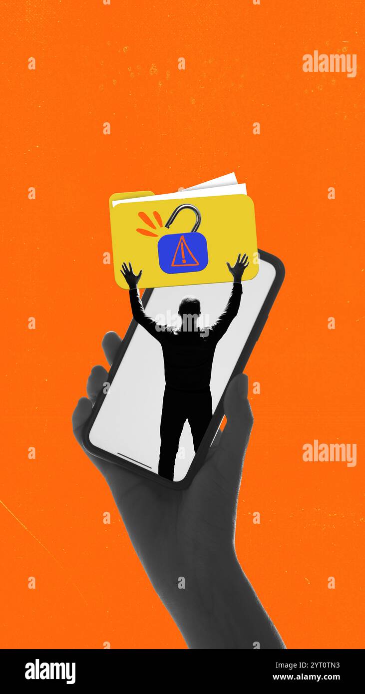 Collage d'arte contemporanea. La mano regge lo smartphone con un'icona di avviso, mentre la figura fatica a tenere la cartella digitale, simboleggiando le minacce informatiche ai dispositivi mobili Foto Stock