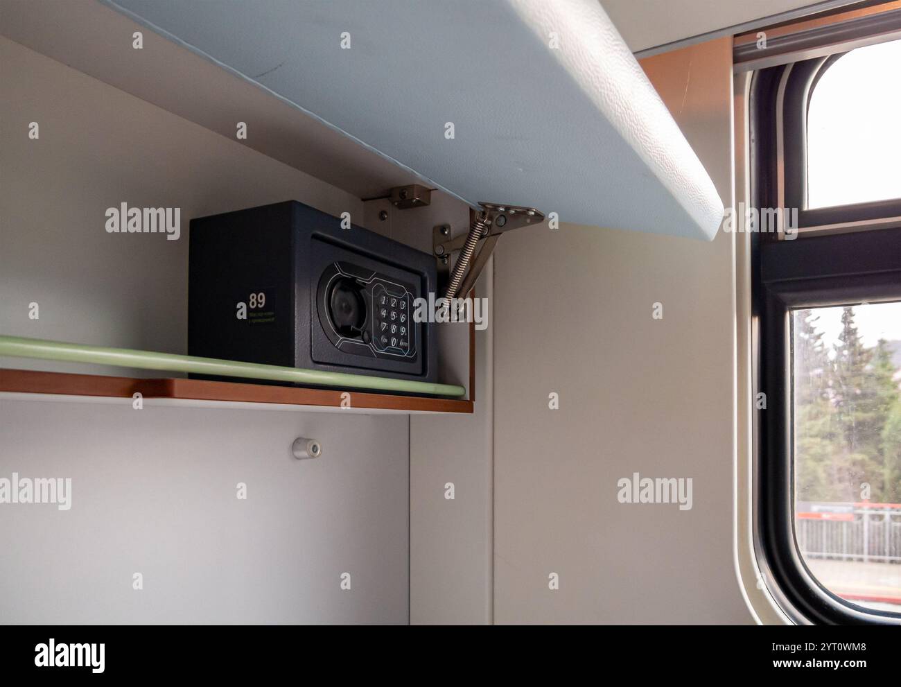 Una piccola cassaforte installata in un ripiano di un vano treno Foto Stock