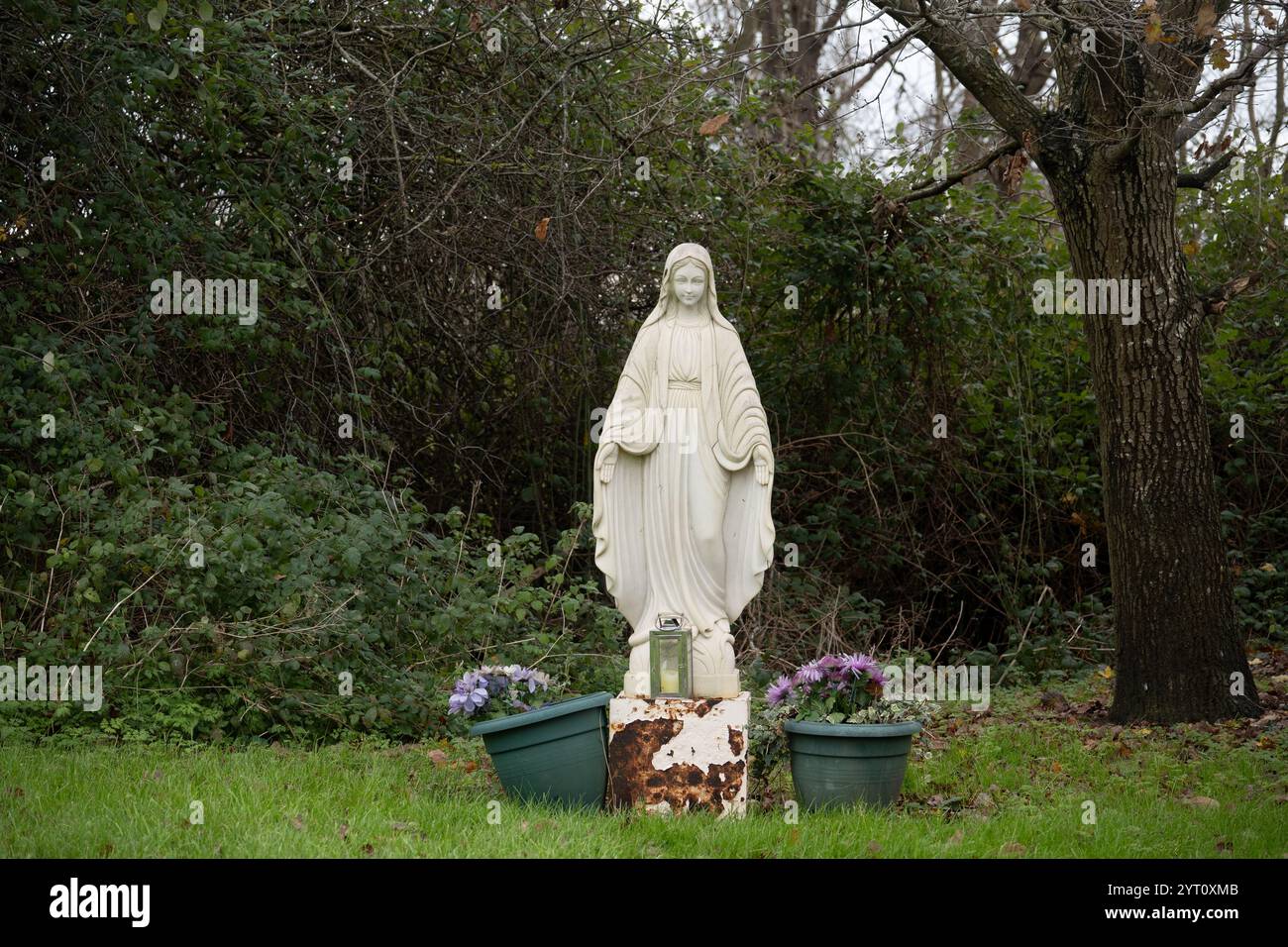 Una statua nella chiesa cattolica di nostra Signora della Pace e Beato Robert Dibdale, Shottery, Stratford-upon-Avon, Warwickshire, Regno Unito Foto Stock