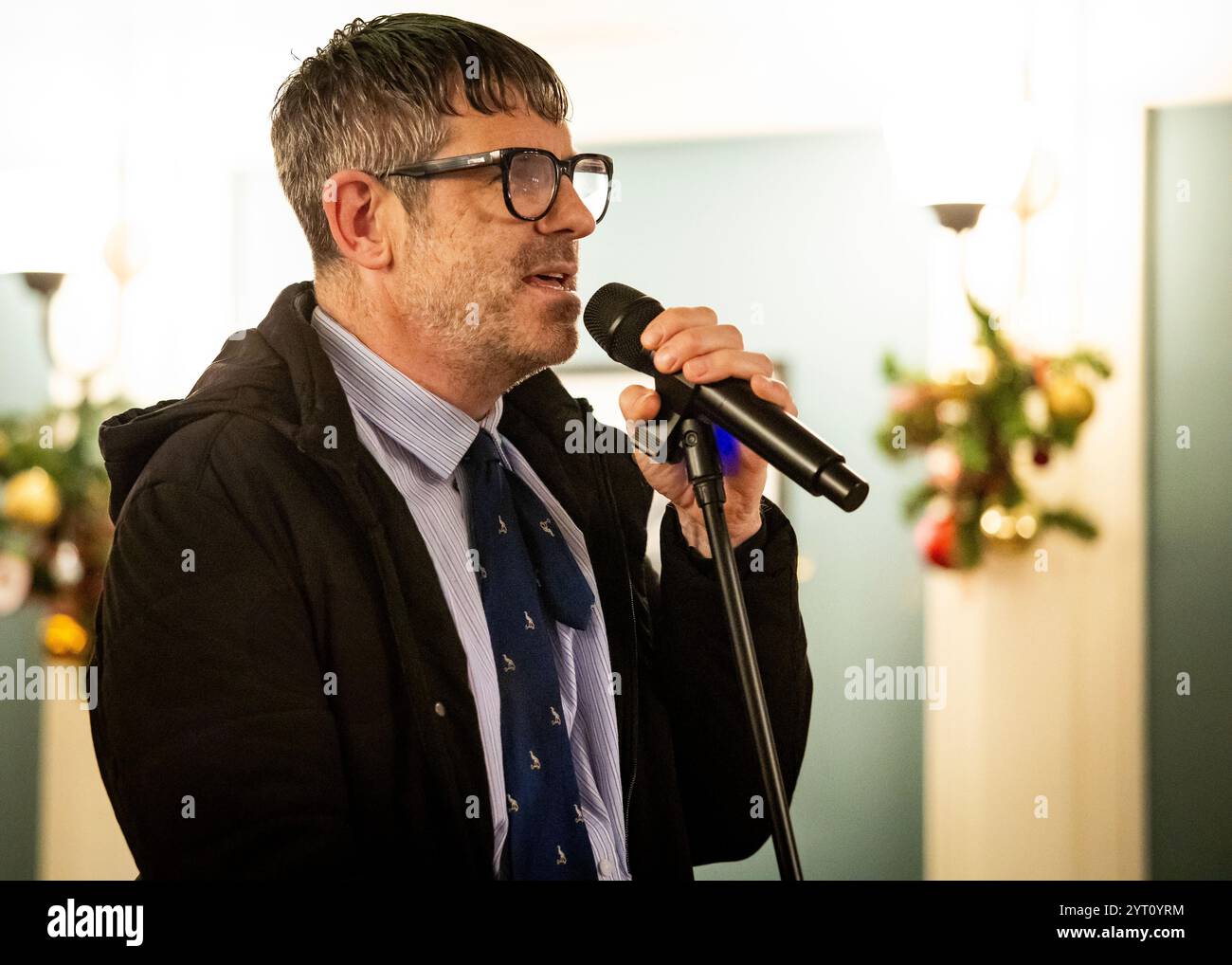 Angelos Epithemiou si esibisce al Cancer Research UK City of London Friends Comedy Night © Clarissa Debenham (Film Free Photography) / Alamy Foto Stock