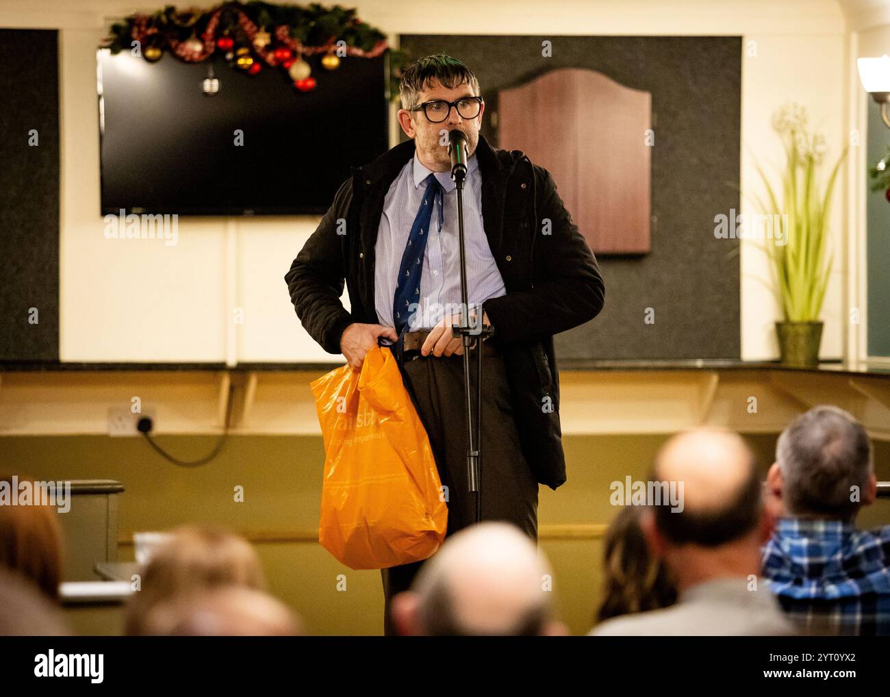 Angelos Epithemiou si esibisce al Cancer Research UK City of London Friends Comedy Night © Clarissa Debenham (Film Free Photography) / Alamy Foto Stock