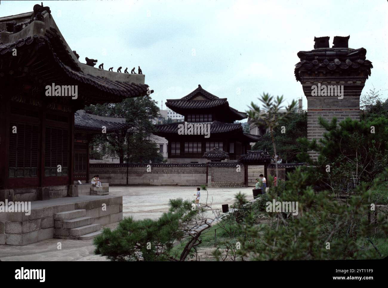 Seoul, Corea del Sud. 8/1988. Palazzo Gyeongbokgung. Costruito nel 1395. Situato nel nord di Seoul, Corea del Sud. Uno dei cinque grandi palazzi costruiti dalla dinastia Joseon. Foto Stock