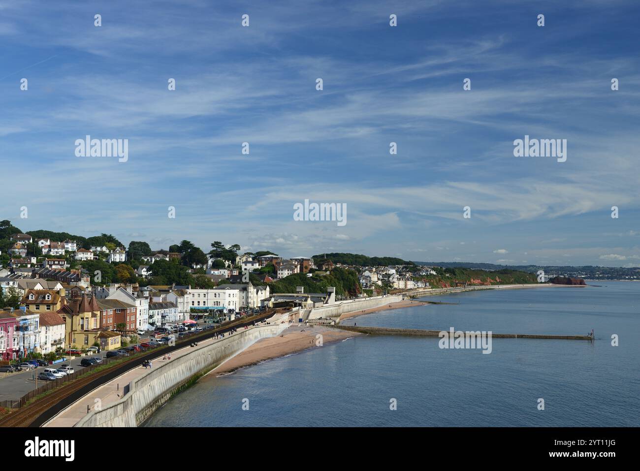 Il lungomare di Dawlish e la nuova diga costruita nel 2020-2022 per proteggere la linea ferroviaria. Foto Stock