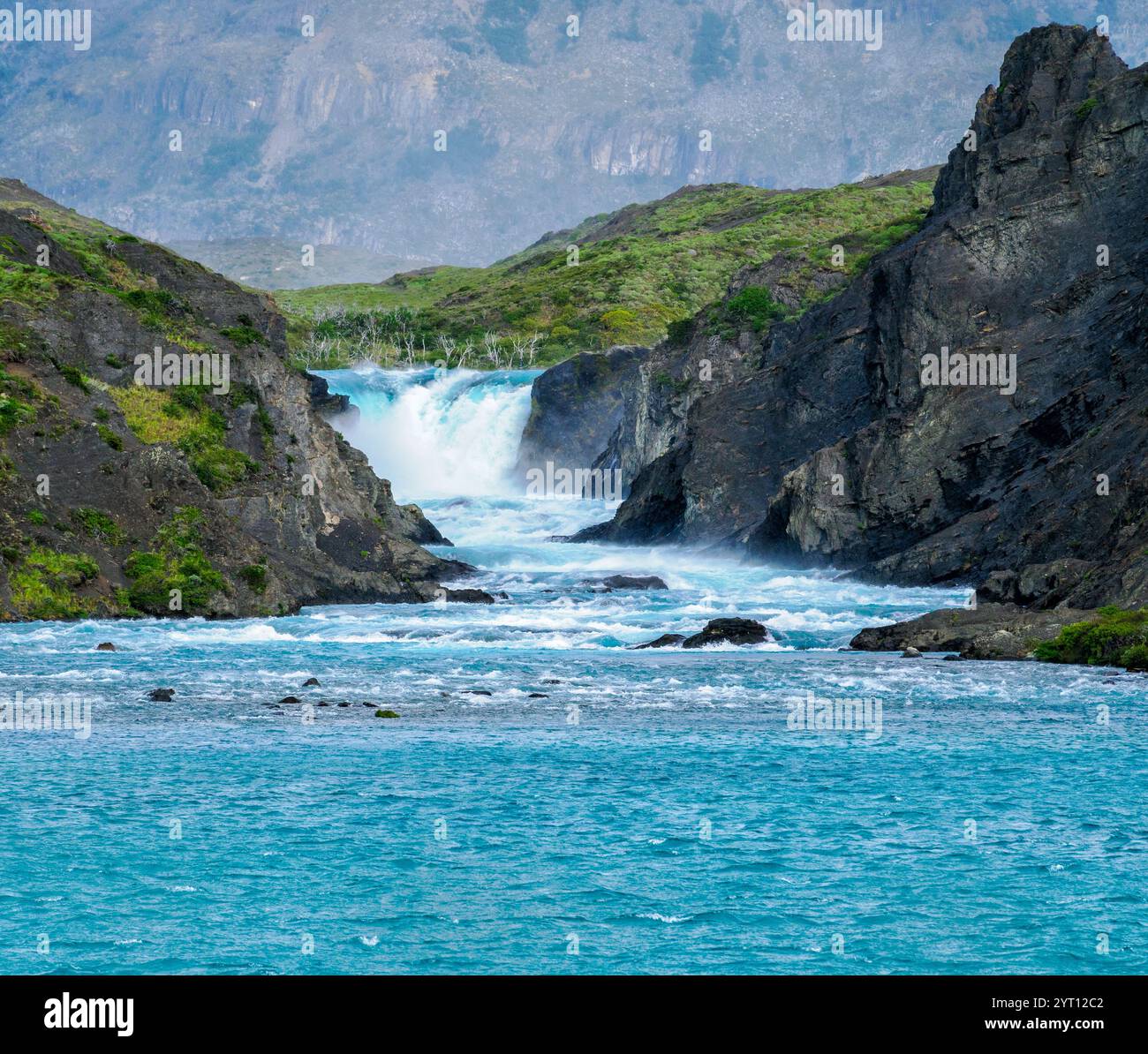 La cascata salto grande sul Rio Paine scende a 65 metri dal Lago Nordenskjold al Lago Pehoe nelle Torres del Paine in Patagonia cilena Foto Stock
