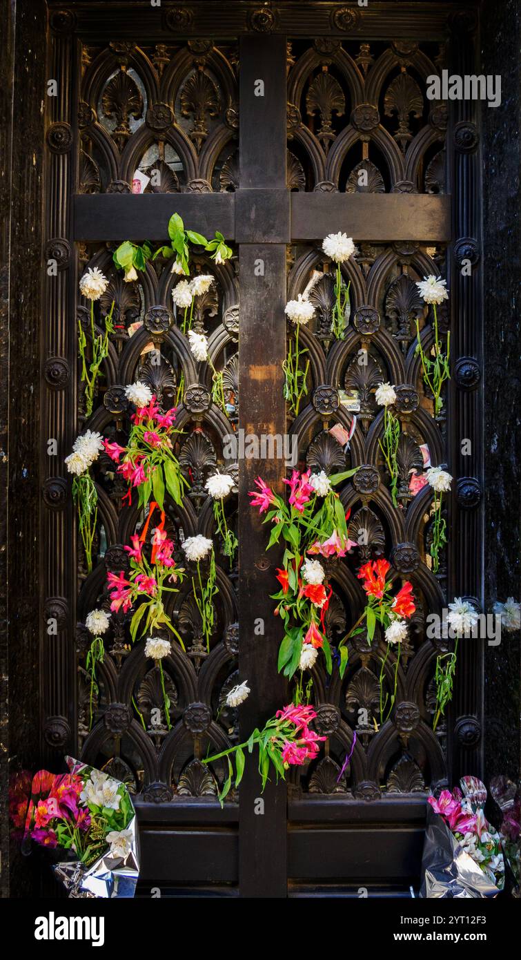 Fiori in onore del mausoleo di Eva Peron nel cimitero di Recoleta Buenos Aires Argentina una grande necropoli nel giardino di nostra Signora della colonna Foto Stock