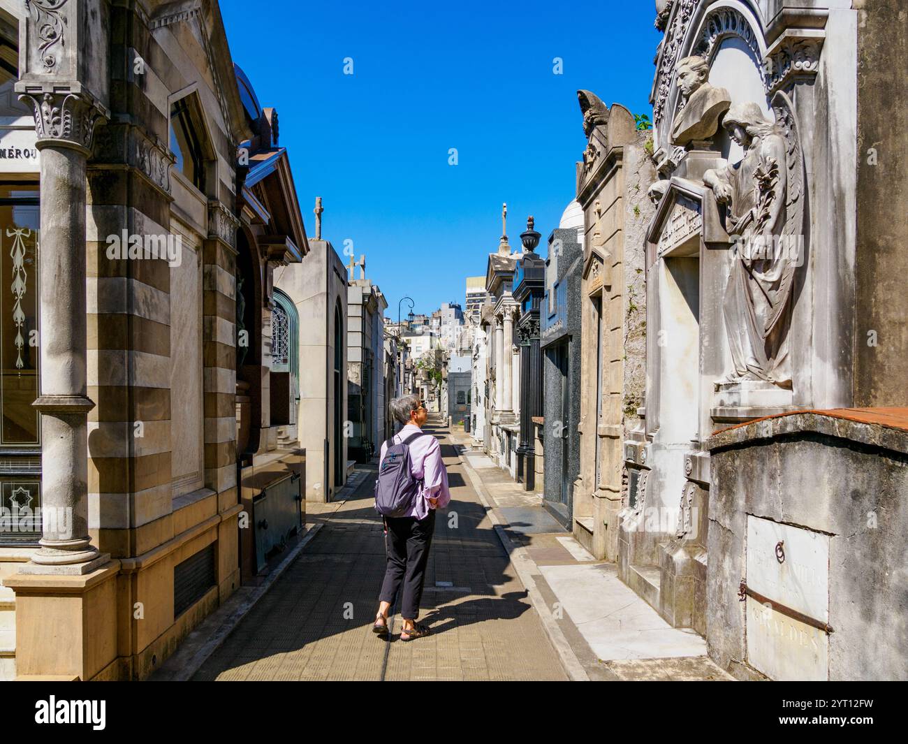 Camminando attraverso il Cimitero di Recoleta a Buenos Aires in Argentina, una grande necropoli nel giardino della chiesa di nostra Signora della colonna Foto Stock
